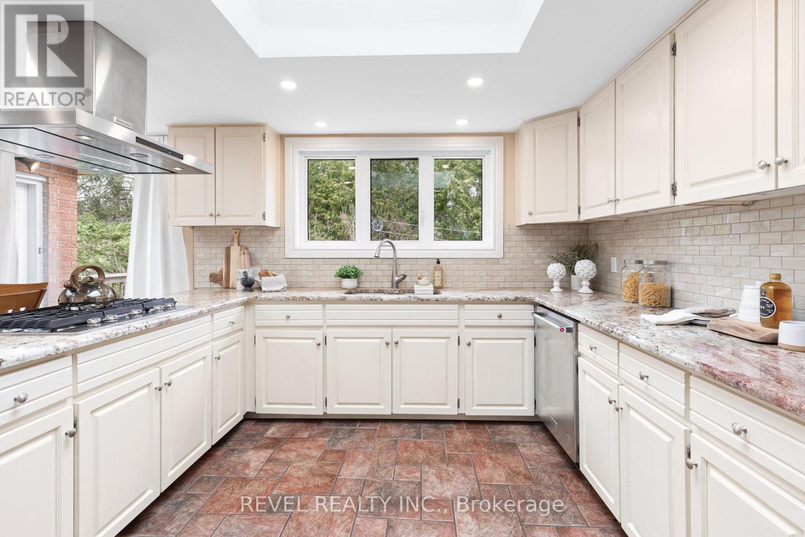 27 Cedar Crescent, Kawartha Lakes, Ontario  L0B 1K0 - Photo 11 - X12792070