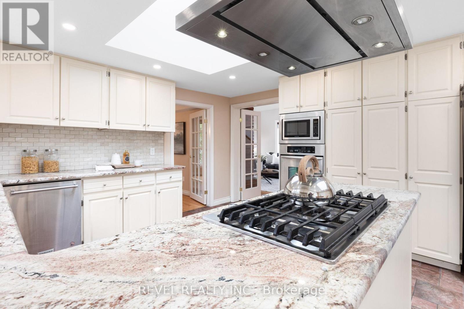 27 Cedar Crescent, Kawartha Lakes, Ontario  L0B 1K0 - Photo 12 - X12792070