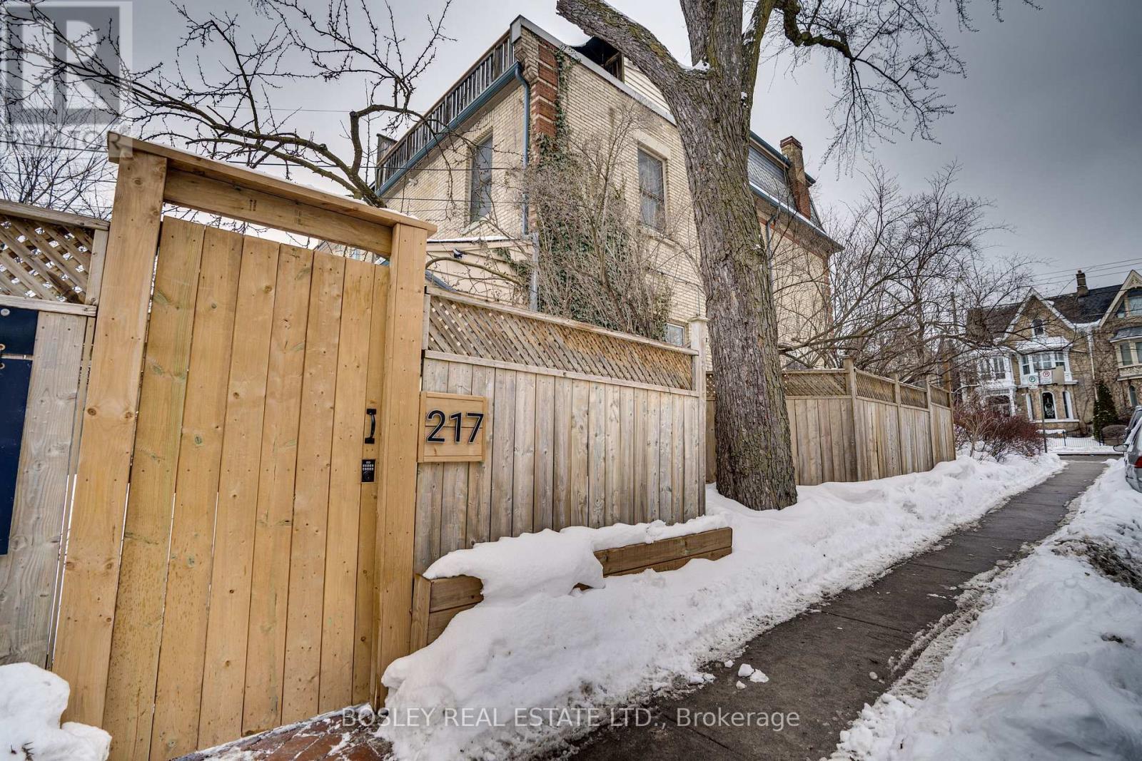 Unit 2 - 215 Carlton Street, Toronto, Ontario  M5A 2K9 - Photo 3 - C12792078