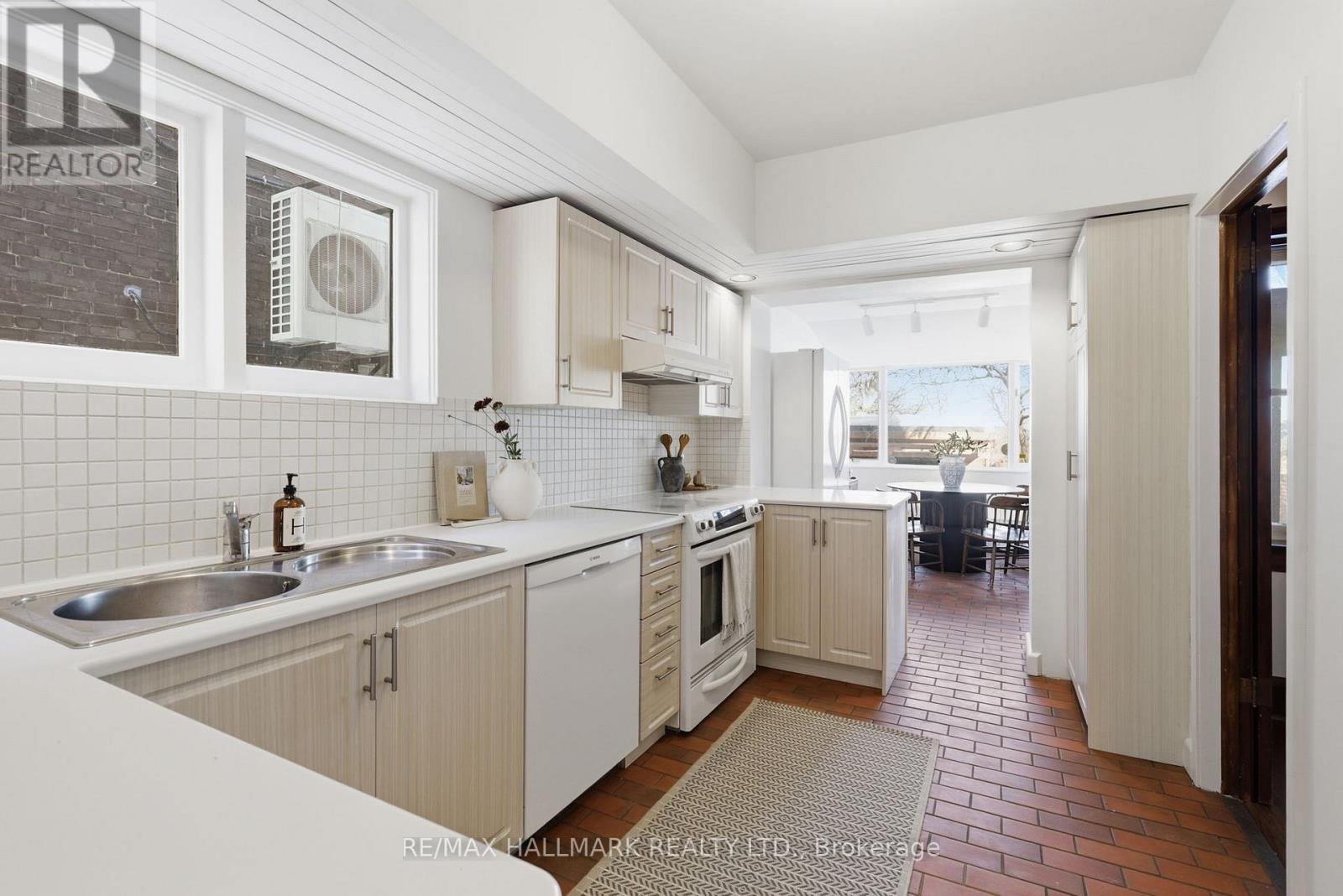 22 Chester Hill Road, Toronto, Ontario  M4K 1X3 - Photo 9 - E12792068