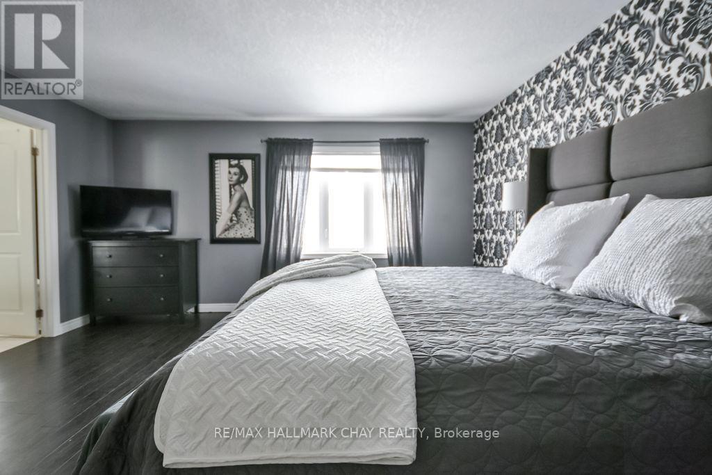 212 Maplewood Drive, Essa (Angus), Ontario  L0L 1B4 - Photo 14 - N12792042