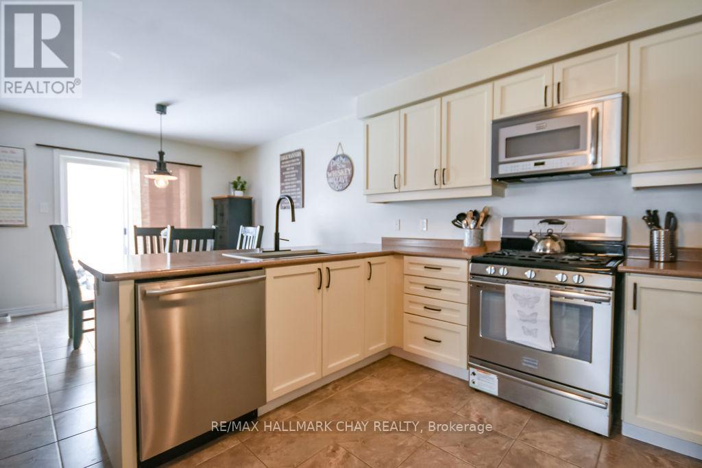 212 Maplewood Drive, Essa (Angus), Ontario  L0L 1B4 - Photo 4 - N12792042