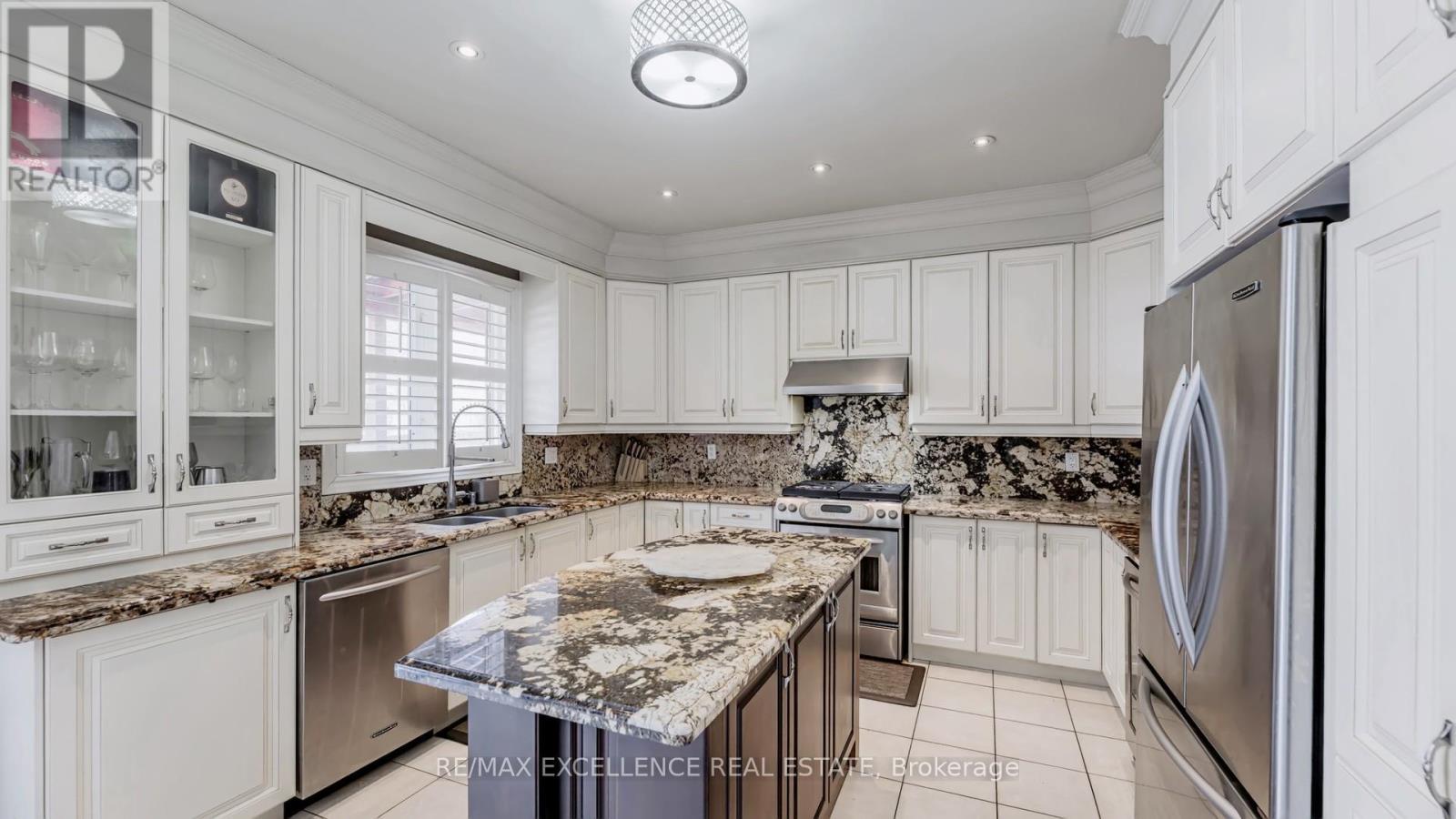 68 Bluffwood Crescent, Brampton, Ontario  L6P 2P3 - Photo 9 - W12785954