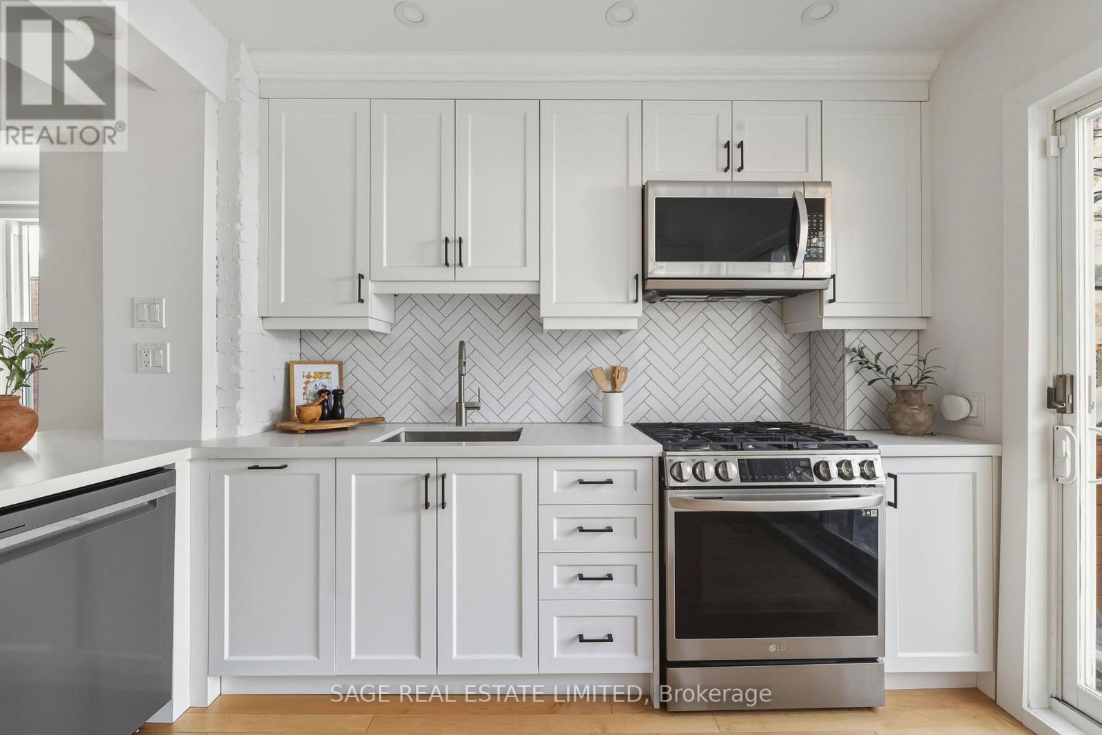 107 Hiltz Avenue, Toronto, Ontario  M4L 2N7 - Photo 13 - E12792152