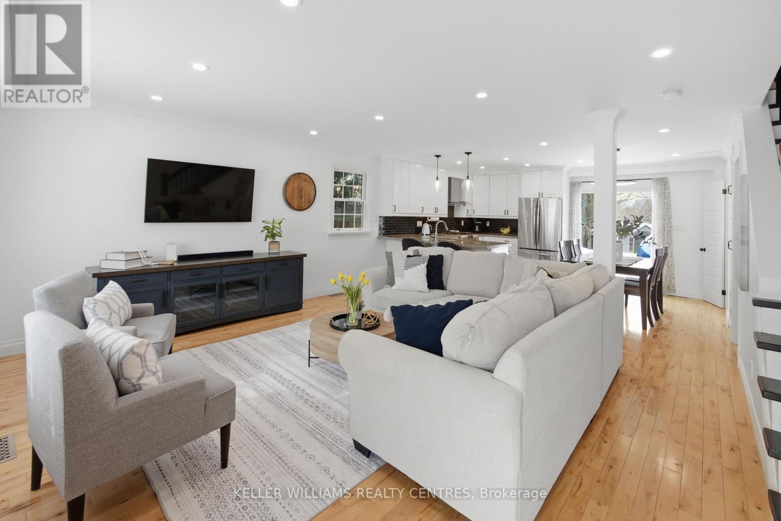 469 Dixon Boulevard, Newmarket, Ontario  L3Y 5C9 - Photo 3 - N12792132