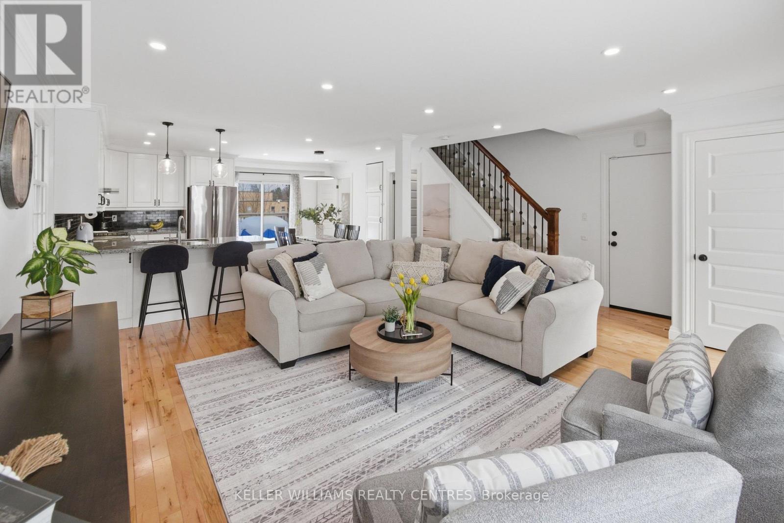 469 Dixon Boulevard, Newmarket, Ontario  L3Y 5C9 - Photo 4 - N12792132