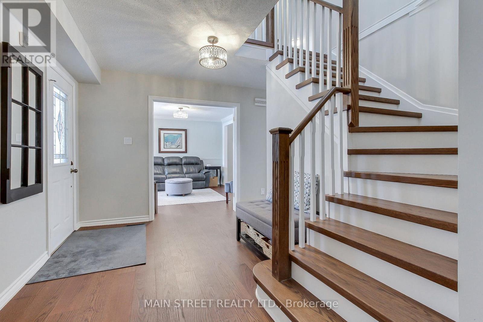 369 Harewood Boulevard, Newmarket, Ontario  L3Y 6S5 - Photo 5 - N12792148