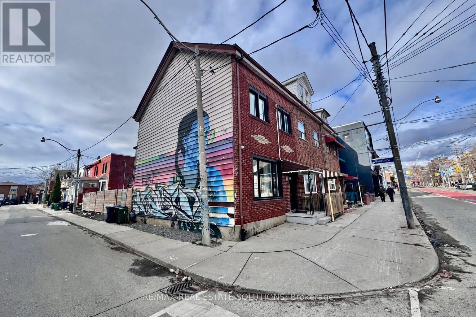 UPPER - 206 BATHURST STREET, Toronto, Ontario