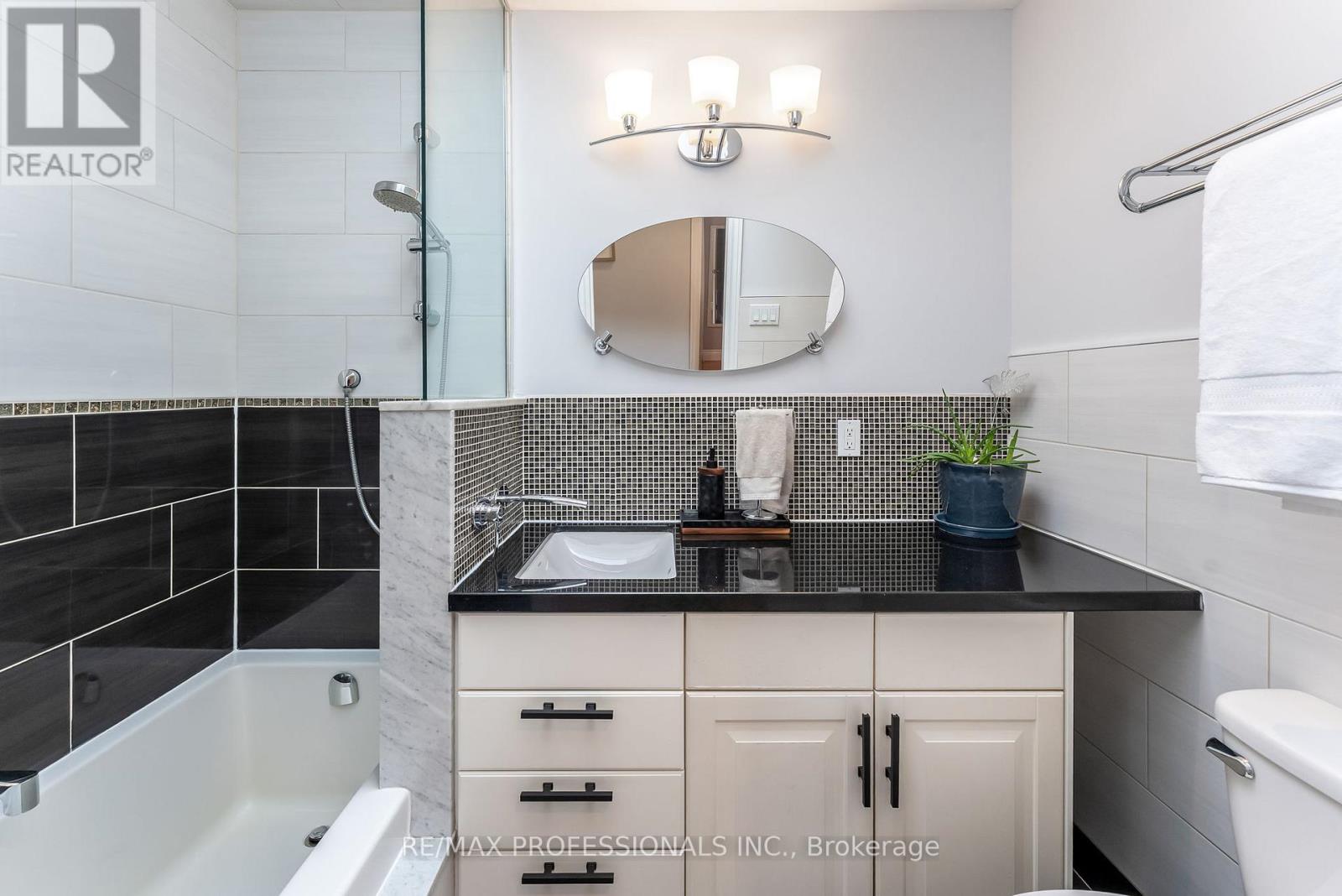 37 Lavinia Avenue, Toronto, Ontario  M6S 3H9 - Photo 24 - W12792170