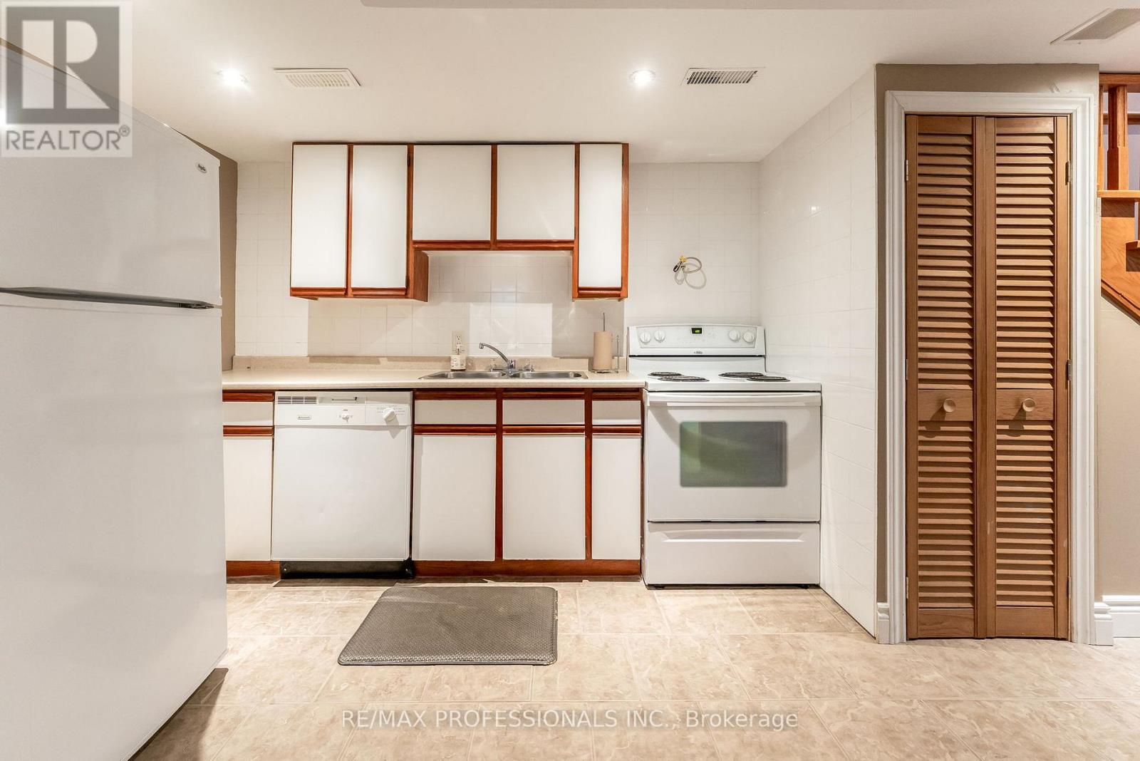 37 Lavinia Avenue, Toronto, Ontario  M6S 3H9 - Photo 38 - W12792170