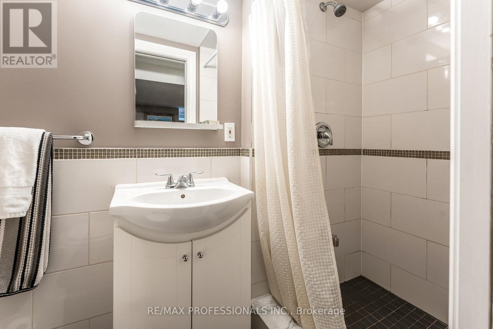 37 Lavinia Avenue, Toronto, Ontario  M6S 3H9 - Photo 39 - W12792170