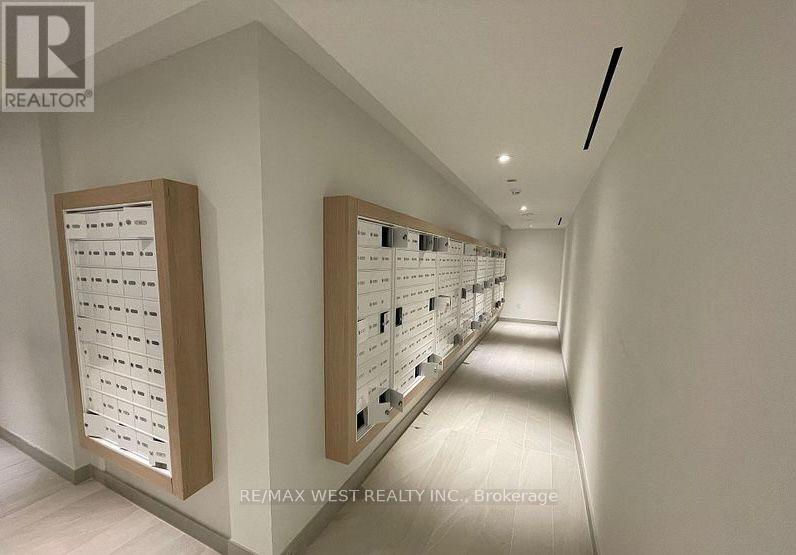 615 - 1 Fairview Road E, Mississauga, Ontario  L5A 4C6 - Photo 2 - W12792194