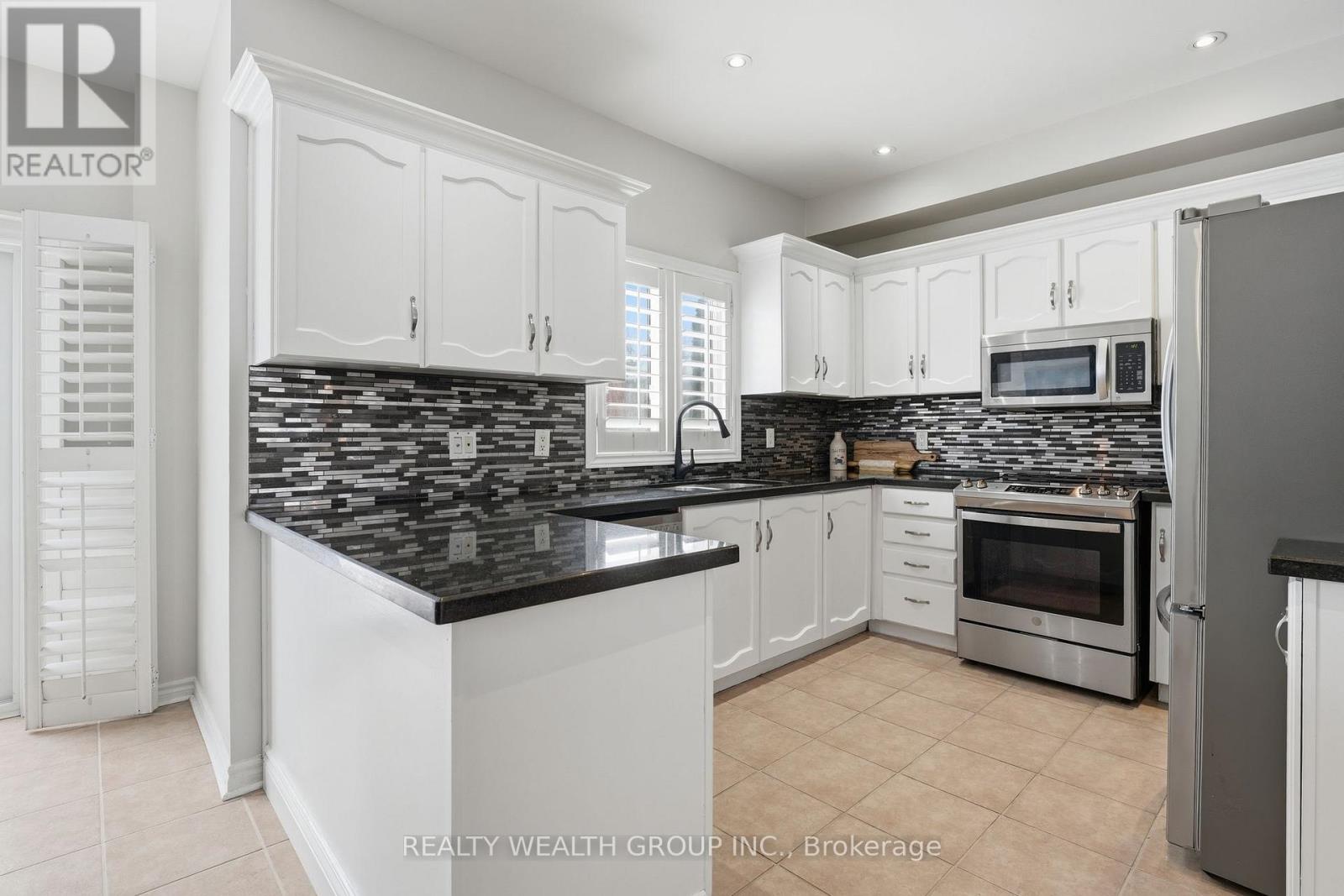 84 Bayview Avenue, Georgina, Ontario  L4P 2S9 - Photo 12 - N12792166