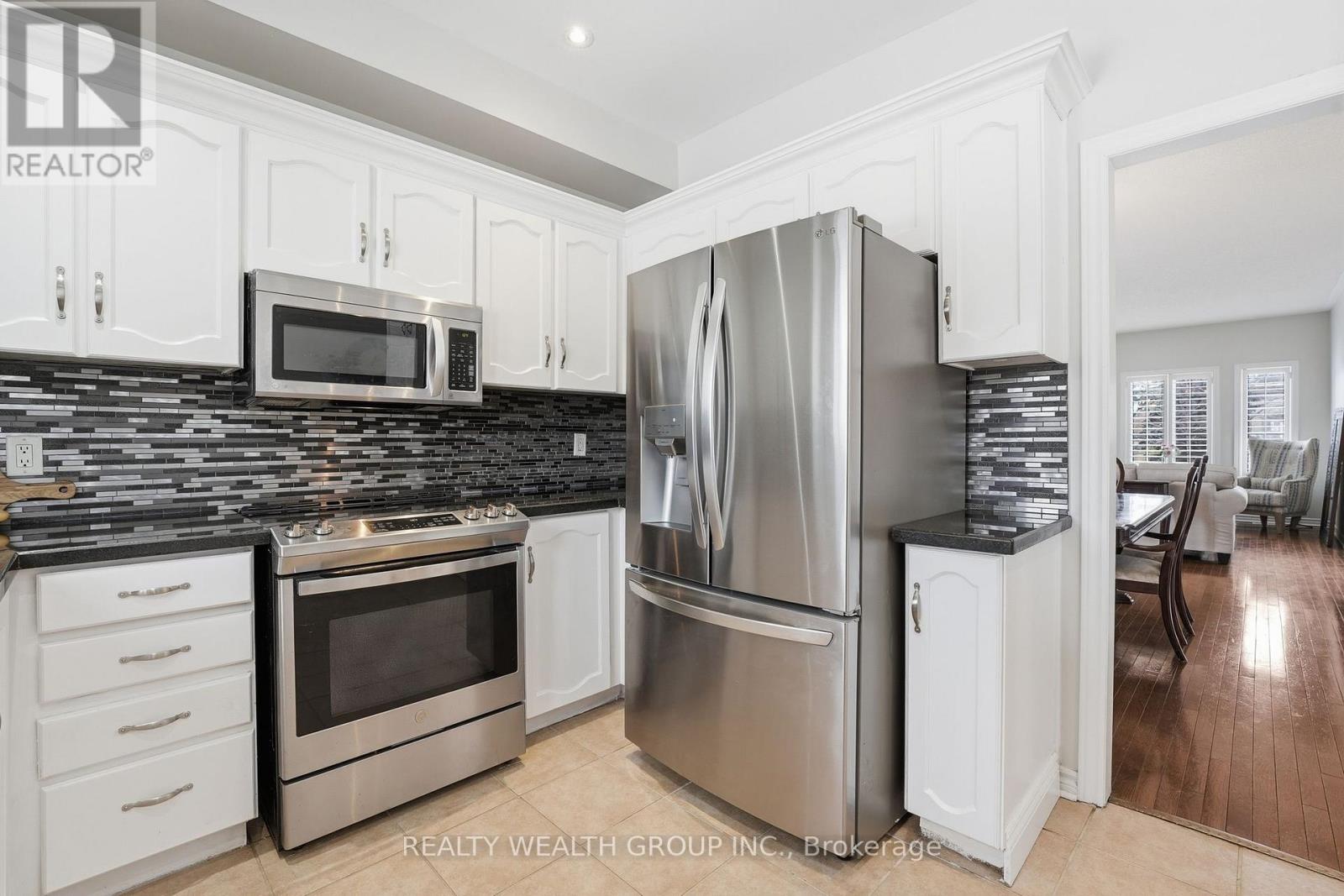 84 Bayview Avenue, Georgina, Ontario  L4P 2S9 - Photo 14 - N12792166