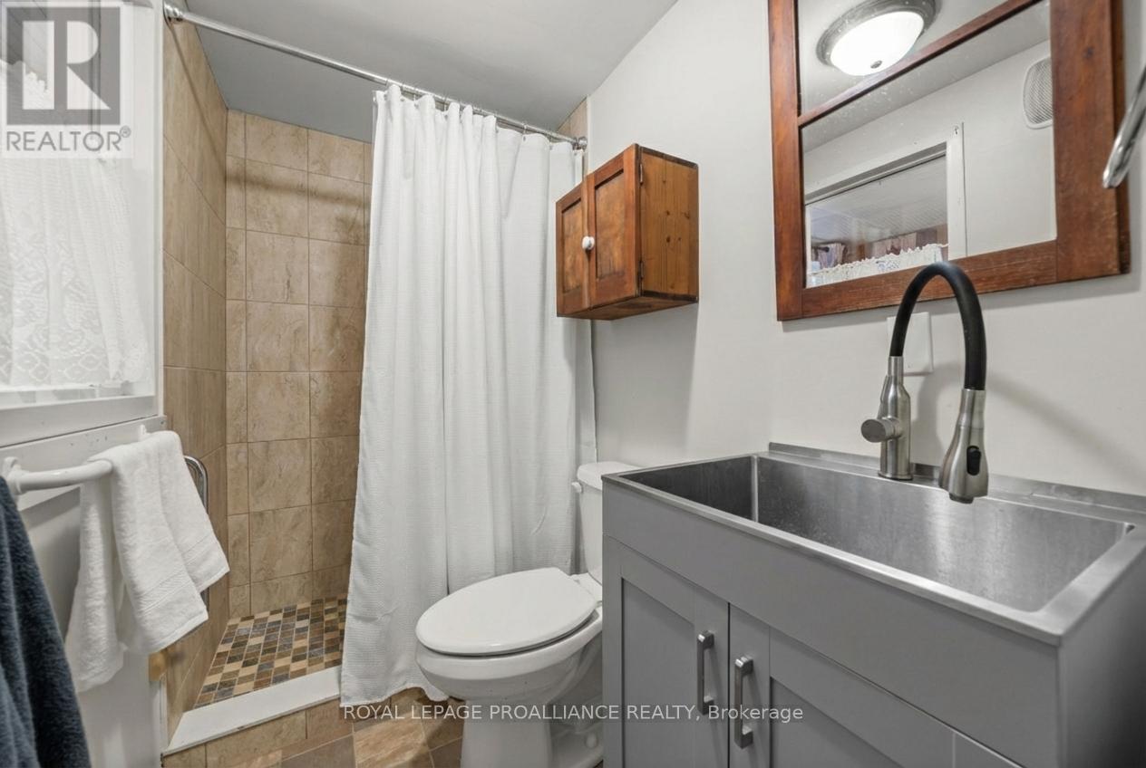 246 Foster Avenue, Belleville (Belleville Ward), Ontario  K8N 3R3 - Photo 20 - X12792054