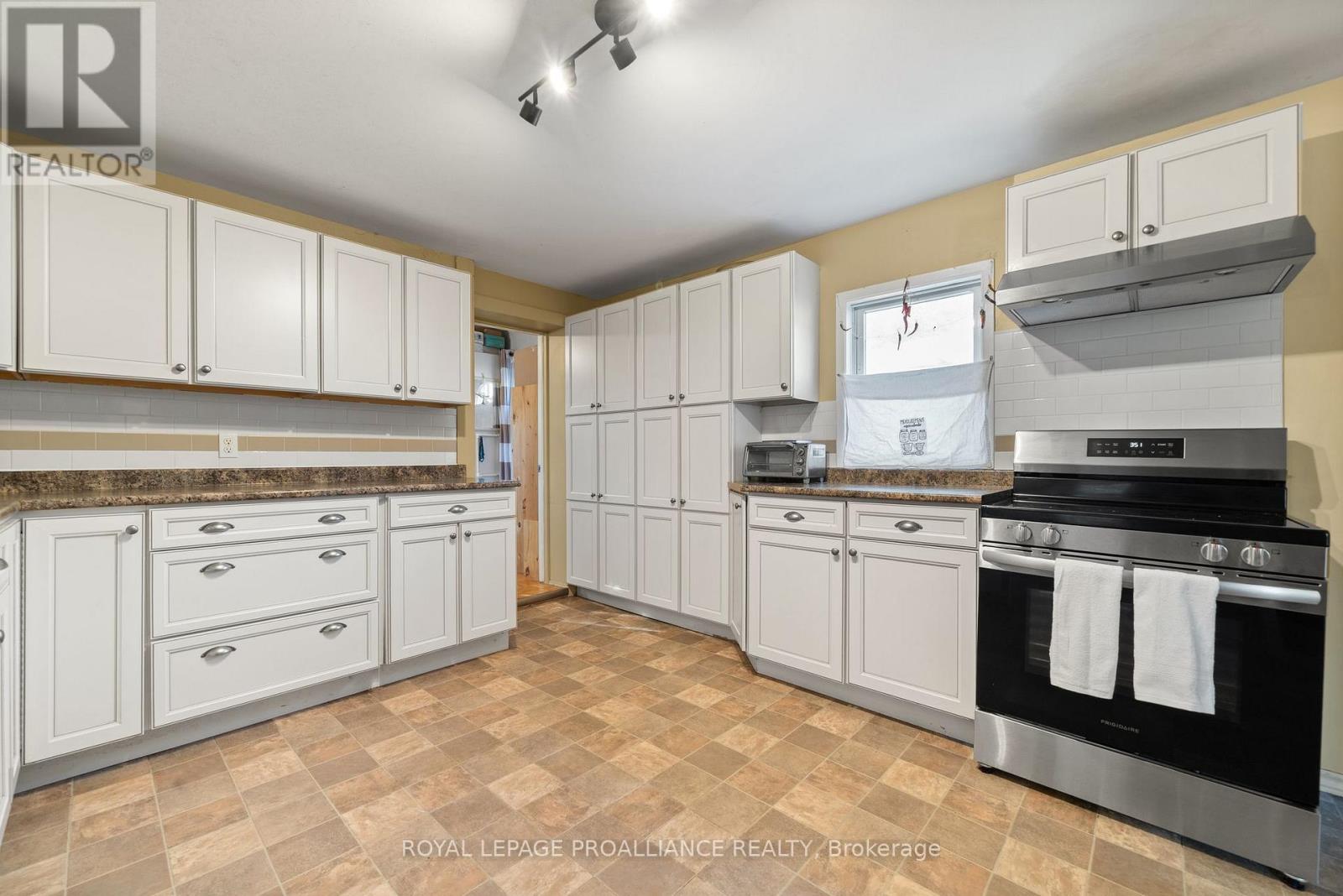 246 Foster Avenue, Belleville (Belleville Ward), Ontario  K8N 3R3 - Photo 14 - X12792054