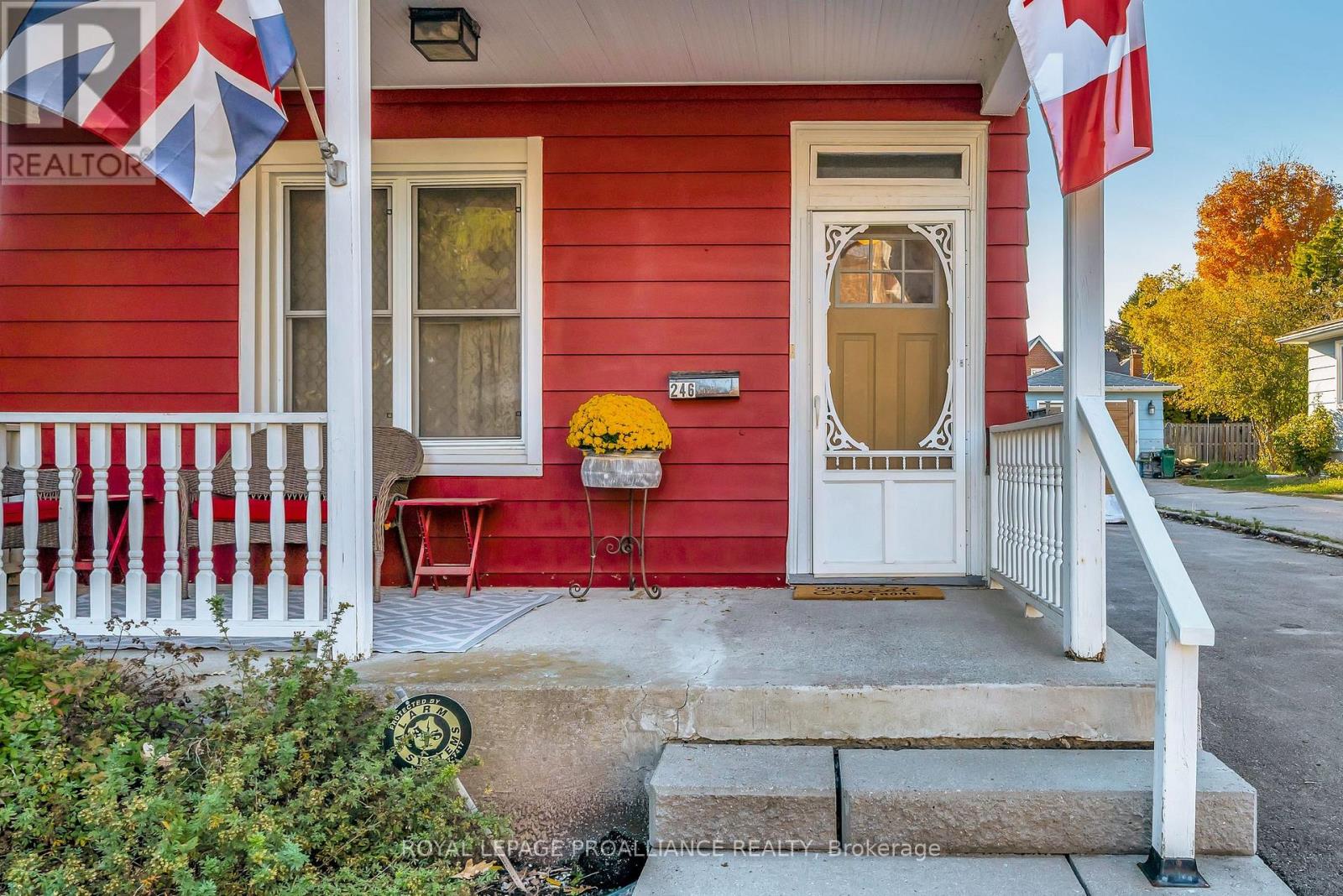 246 Foster Avenue, Belleville (Belleville Ward), Ontario  K8N 3R3 - Photo 4 - X12792054