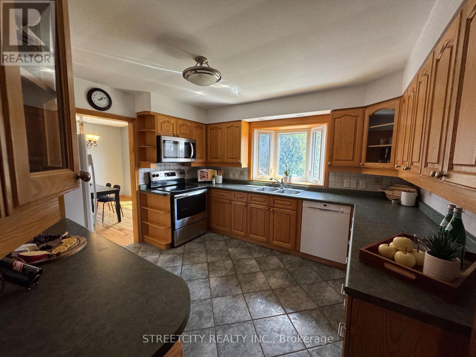 924 Valetta Street S, London North, Ontario  N6H 2Z6 - Photo 4 - X12788876