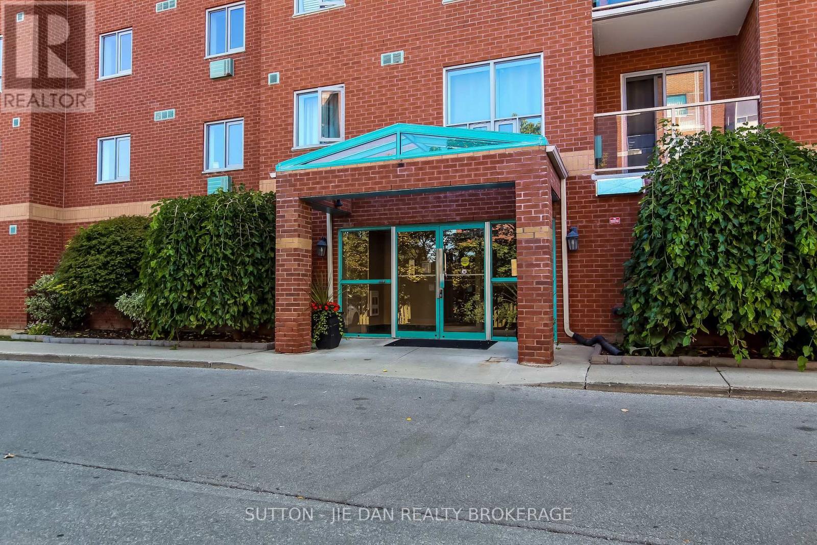 203 - 77 Baseline Road W, London South, Ontario  N6J 1V5 - Photo 2 - X12792388