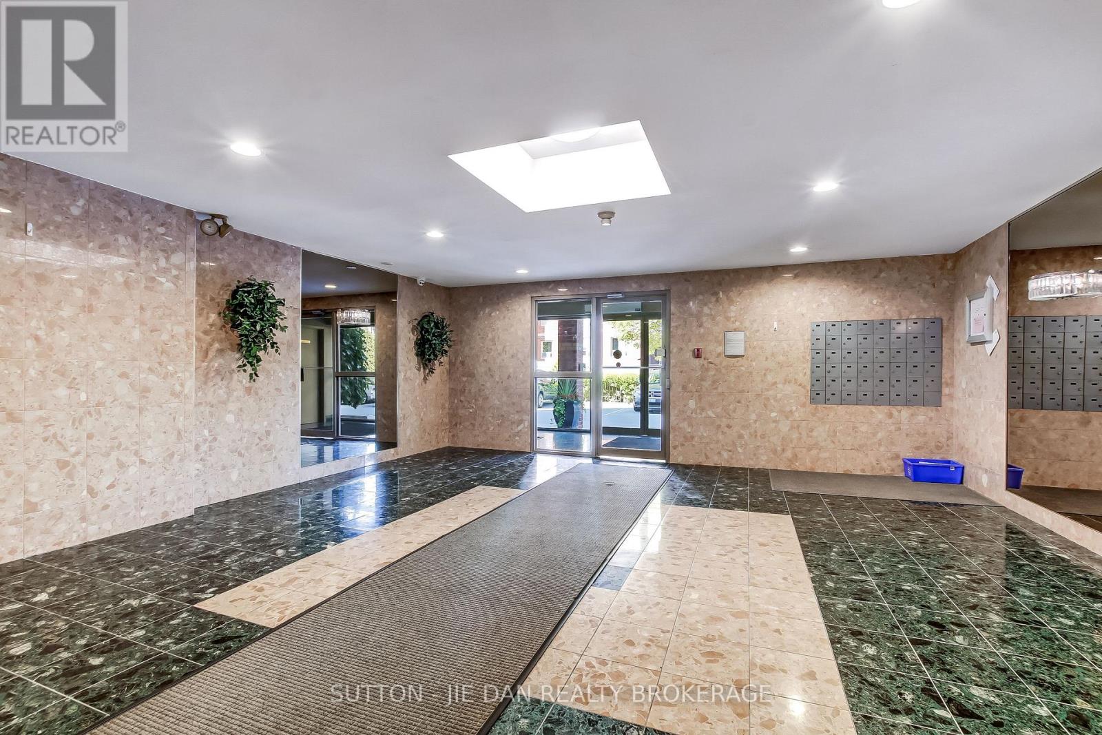 203 - 77 Baseline Road W, London South, Ontario  N6J 1V5 - Photo 3 - X12792388