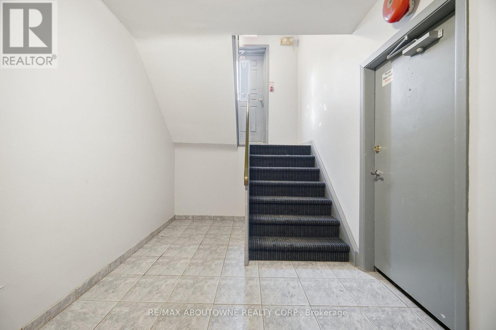 6 - 2320 Hixon Street, Oakville, Ontario  L6L 1T7 - Photo 3 - W12707570