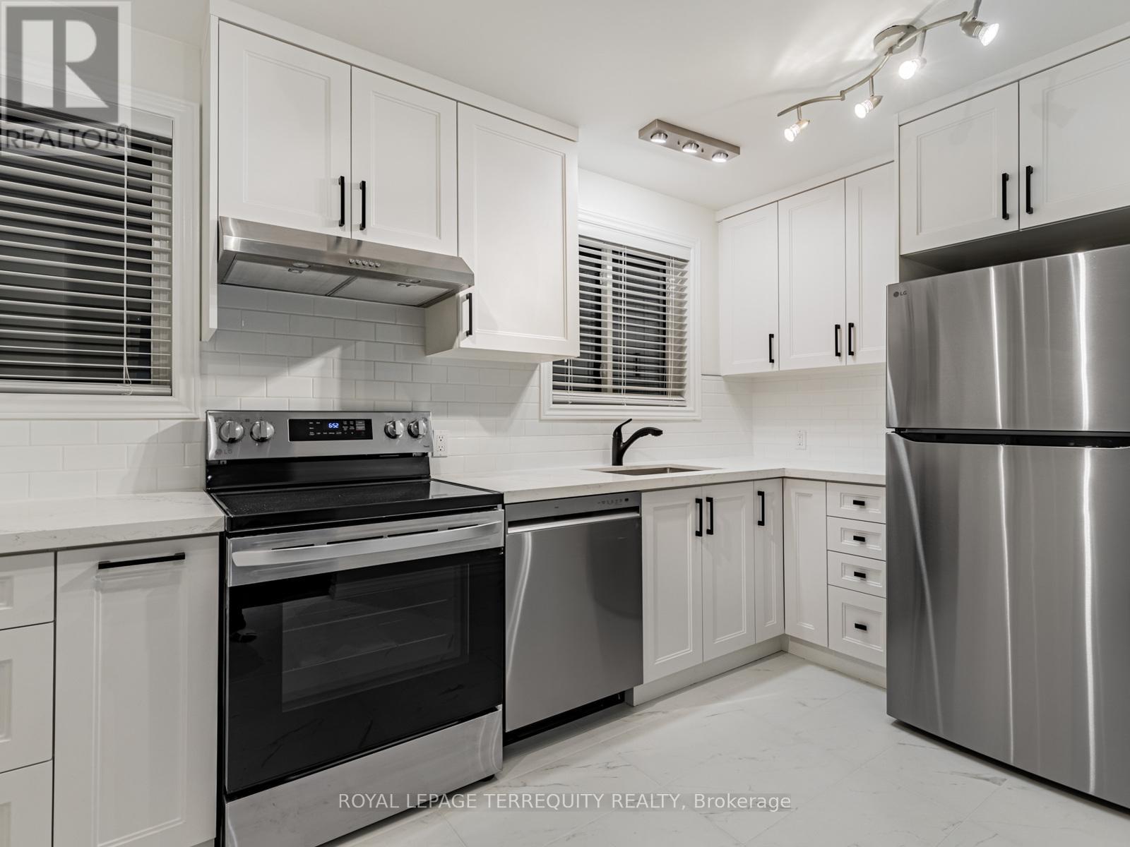 5 Rochelle Crescent, Toronto, Ontario  M2J 1Y3 - Photo 4 - C12792360