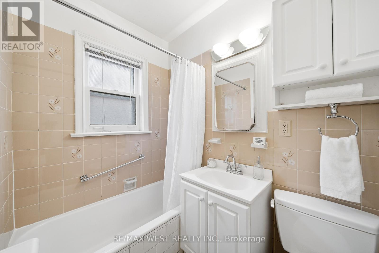 66 South Kingsway, Toronto, Ontario  M6S 3T3 - Photo 7 - W12792354