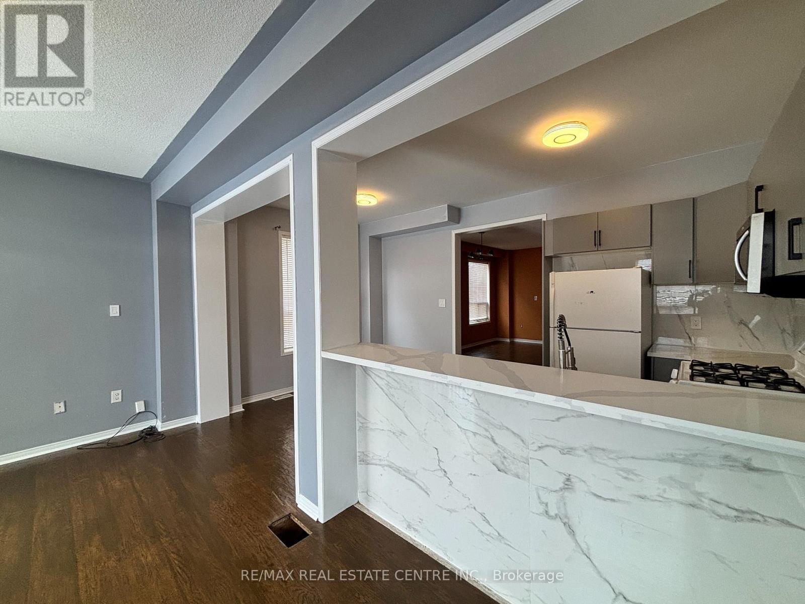 2250 Stone Glen Crescent, Oakville, Ontario  L6M 0C8 - Photo 2 - W12792420