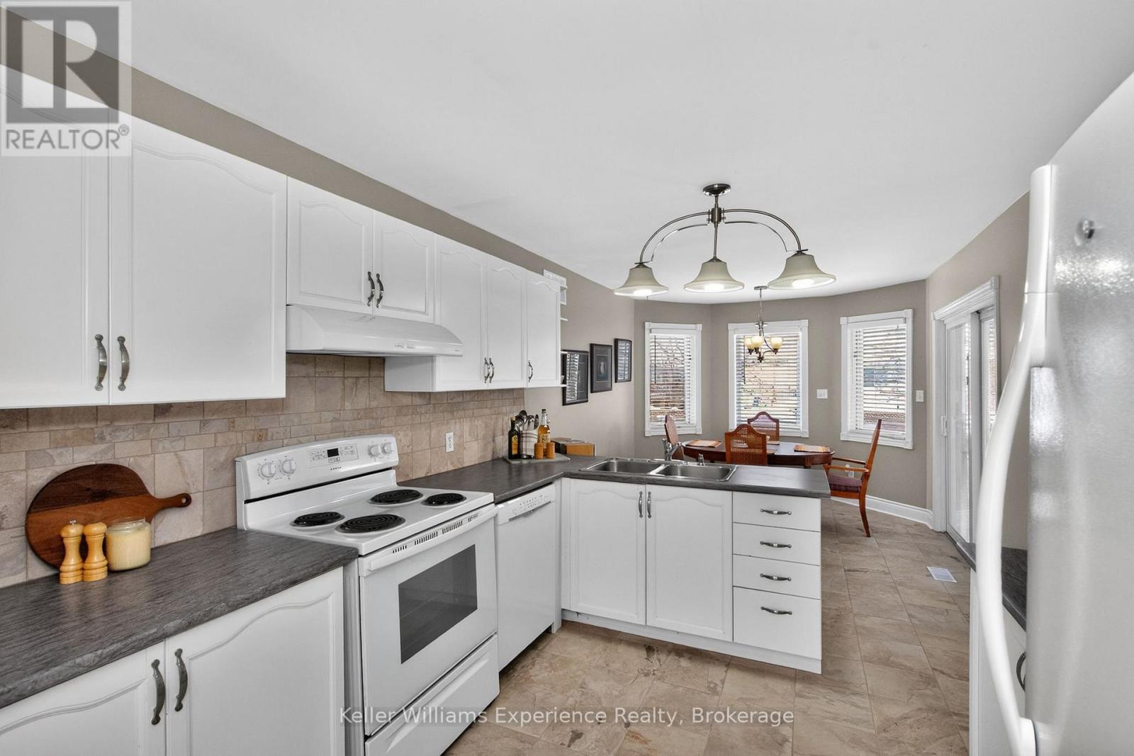 11 Copeland Street, Penetanguishene, Ontario  L9M 1K3 - Photo 7 - S12792672