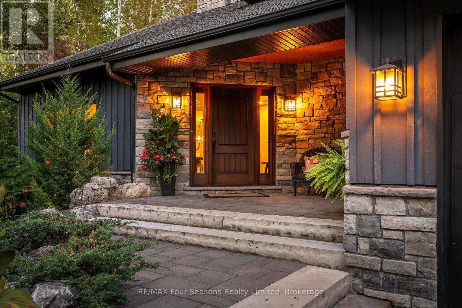 159 Indian Circle, Blue Mountains, Ontario  N0H 1J0 - Photo 2 - X12792682