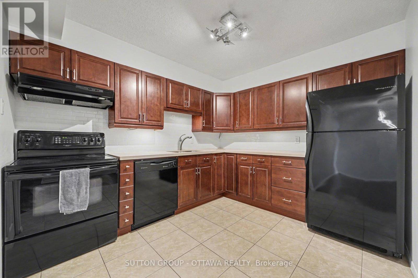 1004 - 200 Bay Street, Ottawa, Ontario K1R 7W8 - Photo 3 - X12792594