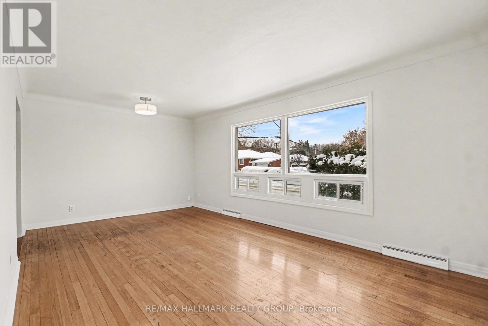 981 Larkin Street, Ottawa, Ontario  K1Z 5R5 - Photo 4 - X12792724