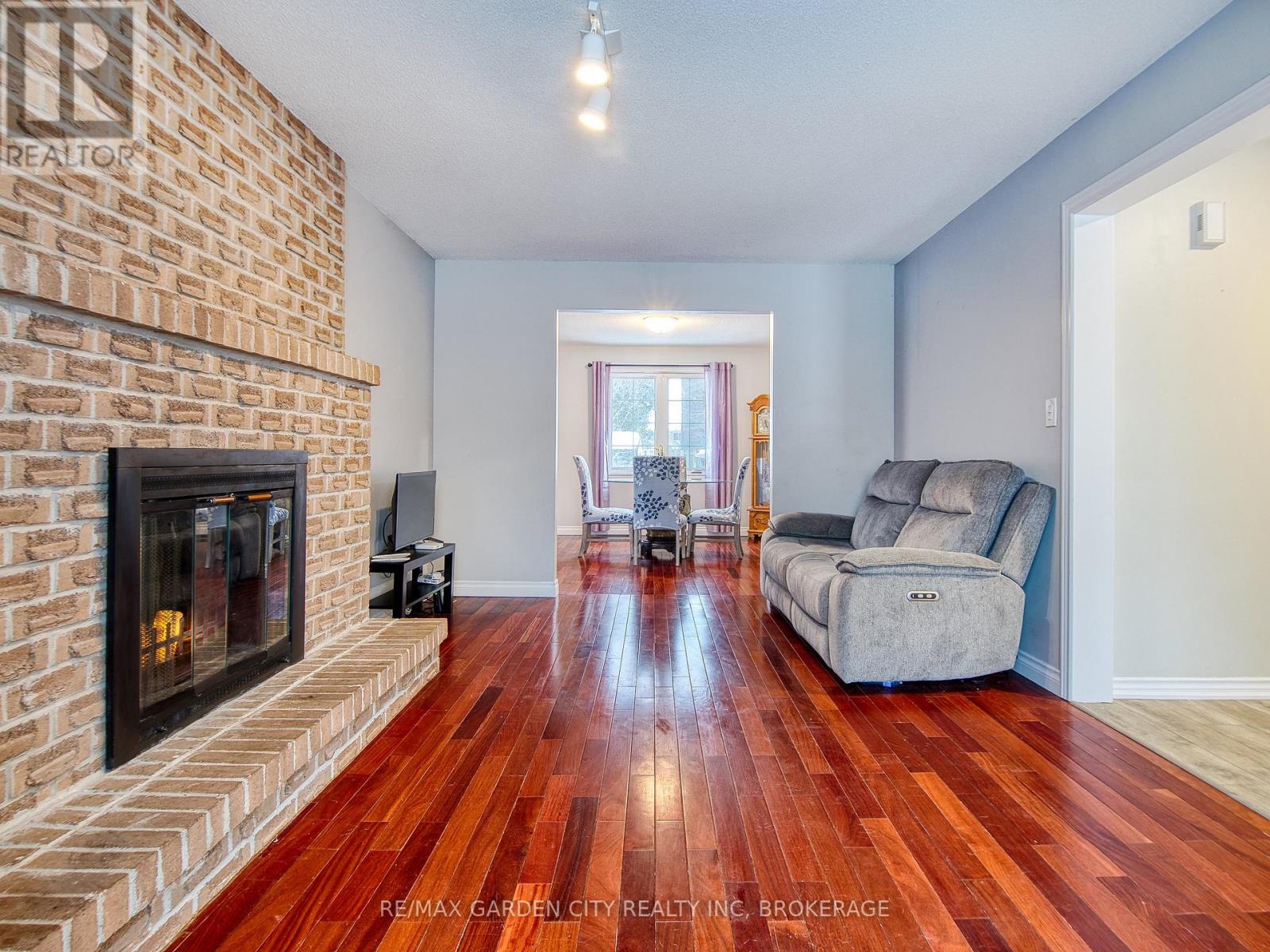 51 Huntington Lane, St. Catharines (Grapeview), Ontario  L2S 3R5 - Photo 11 - X12792640