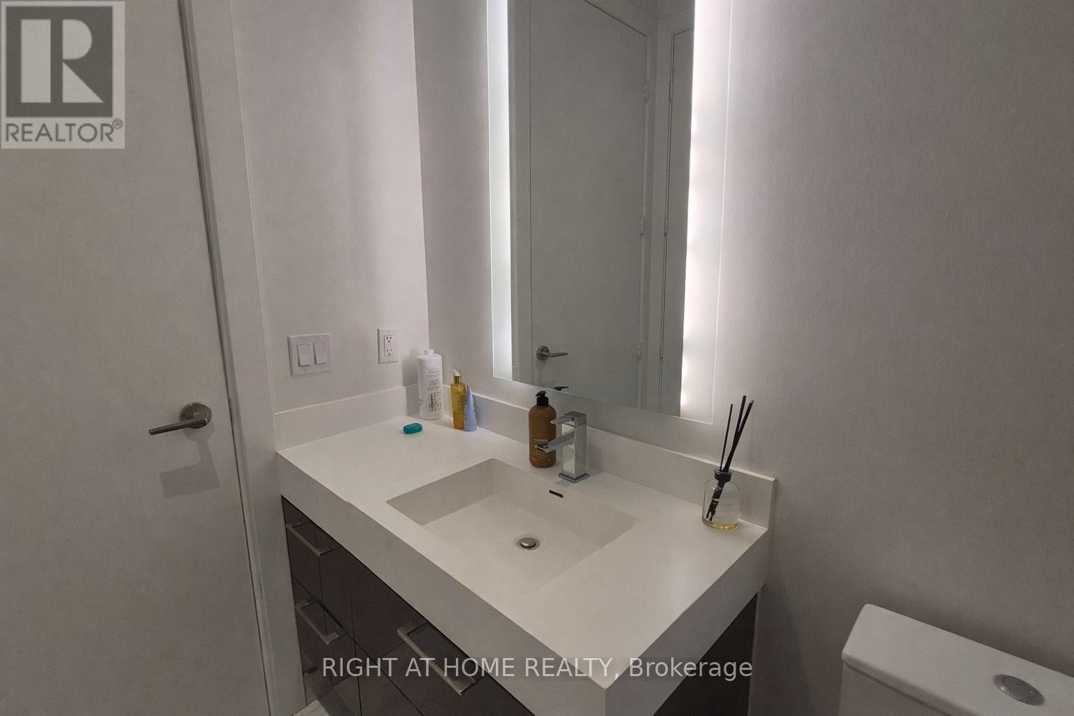 5407 - 1 Yorkville Avenue, Toronto, Ontario  M4W 1L1 - Photo 8 - C12792624