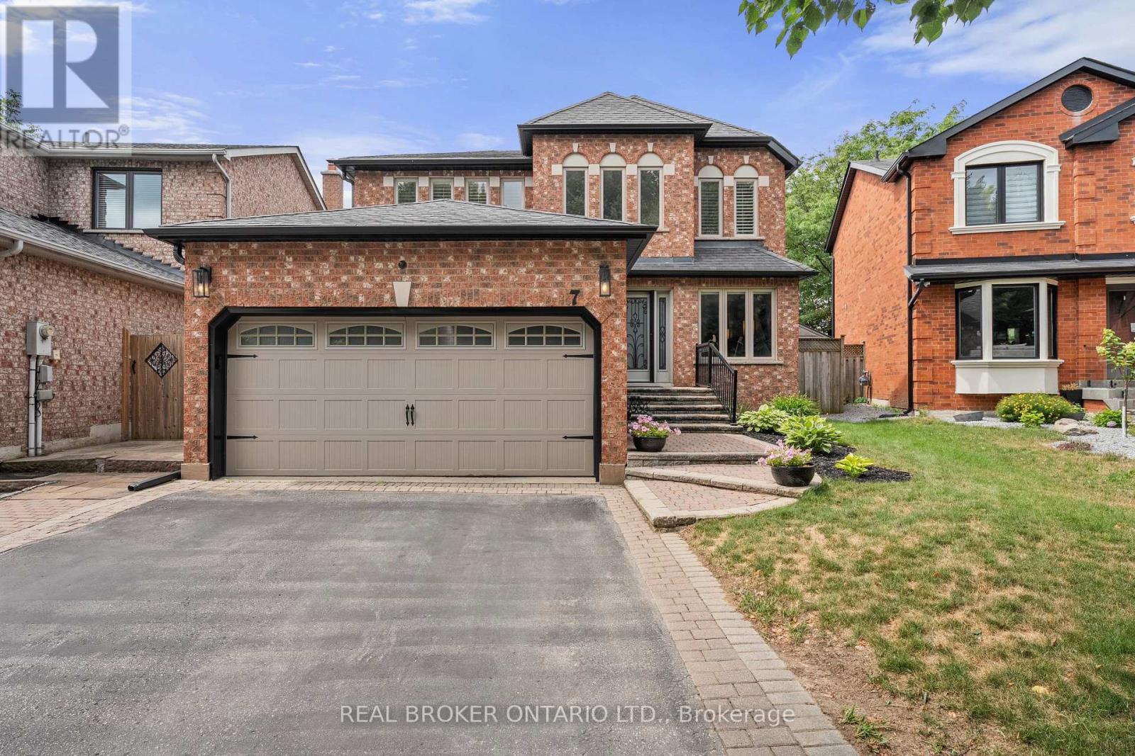 7 MAHOGANY COURT, Aurora, Ontario
