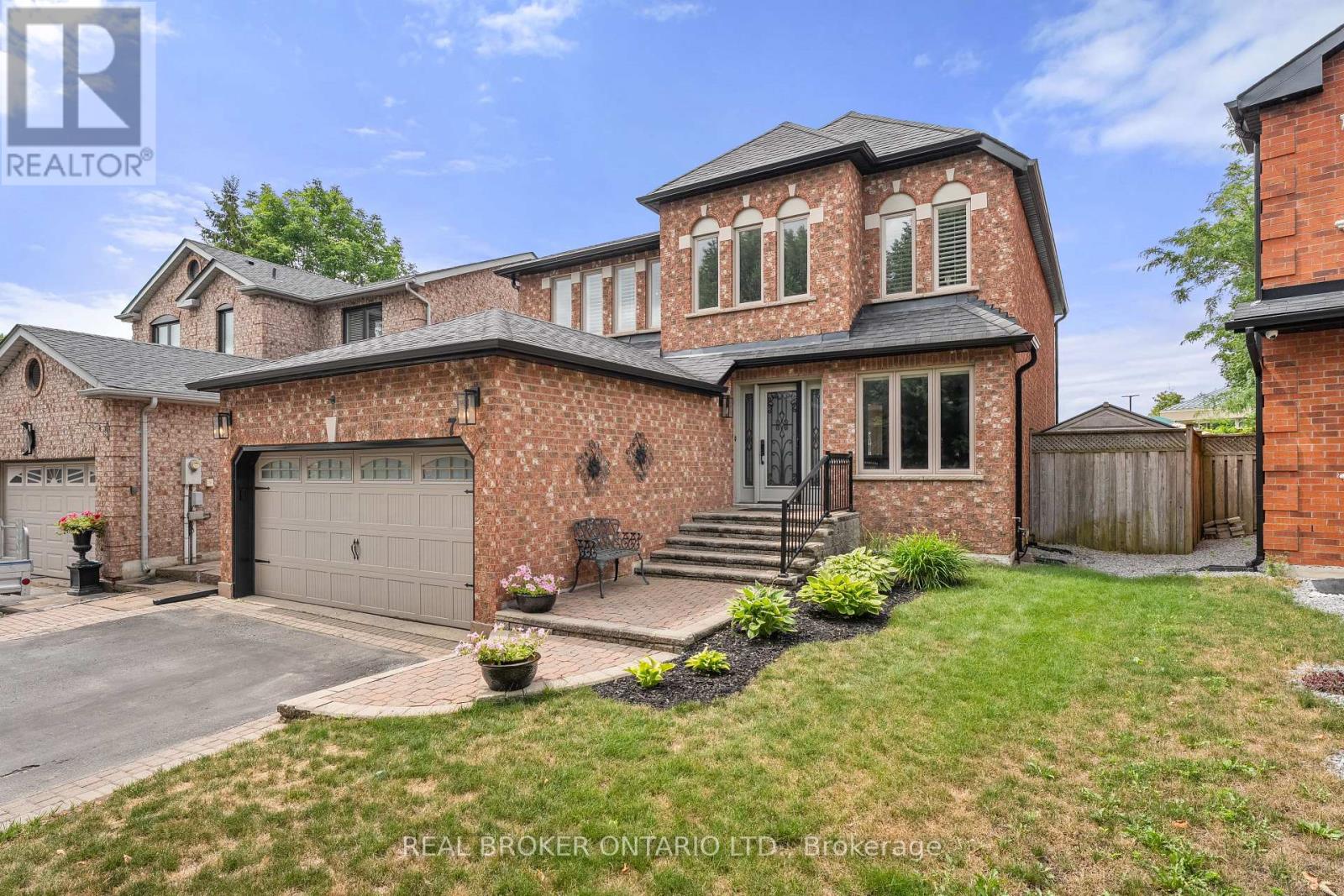 7 Mahogany Court, Aurora, Ontario  L4G 6M8 - Photo 2 - N12792516