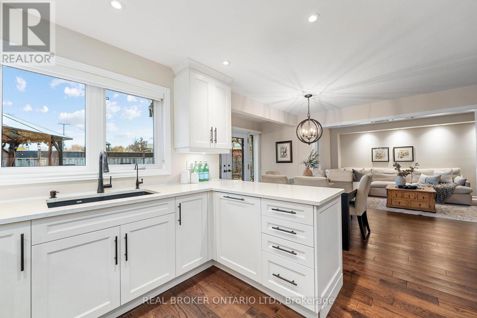 7 Mahogany Court, Aurora, Ontario  L4G 6M8 - Photo 8 - N12792516