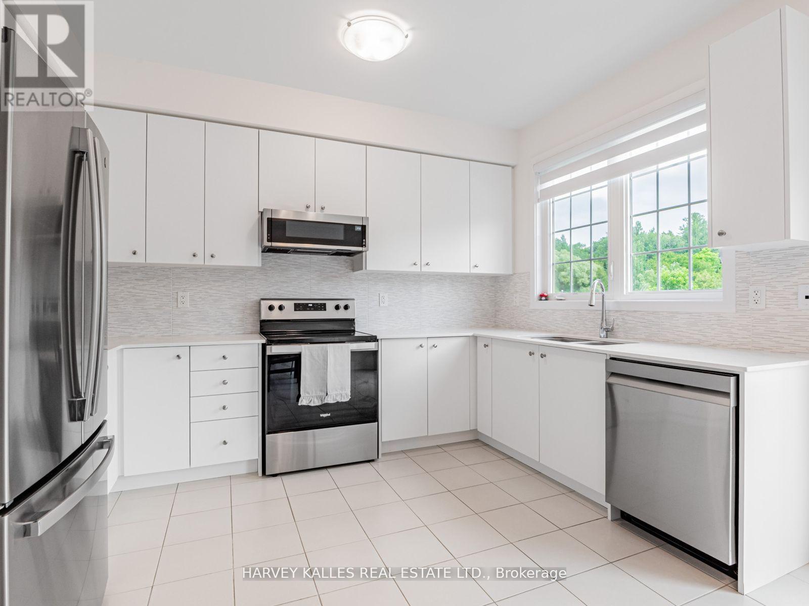 104 Lyall Stokes Circle, East Gwillimbury (Mt Albert), Ontario  L0G 1M0 - Photo 12 - N12792630