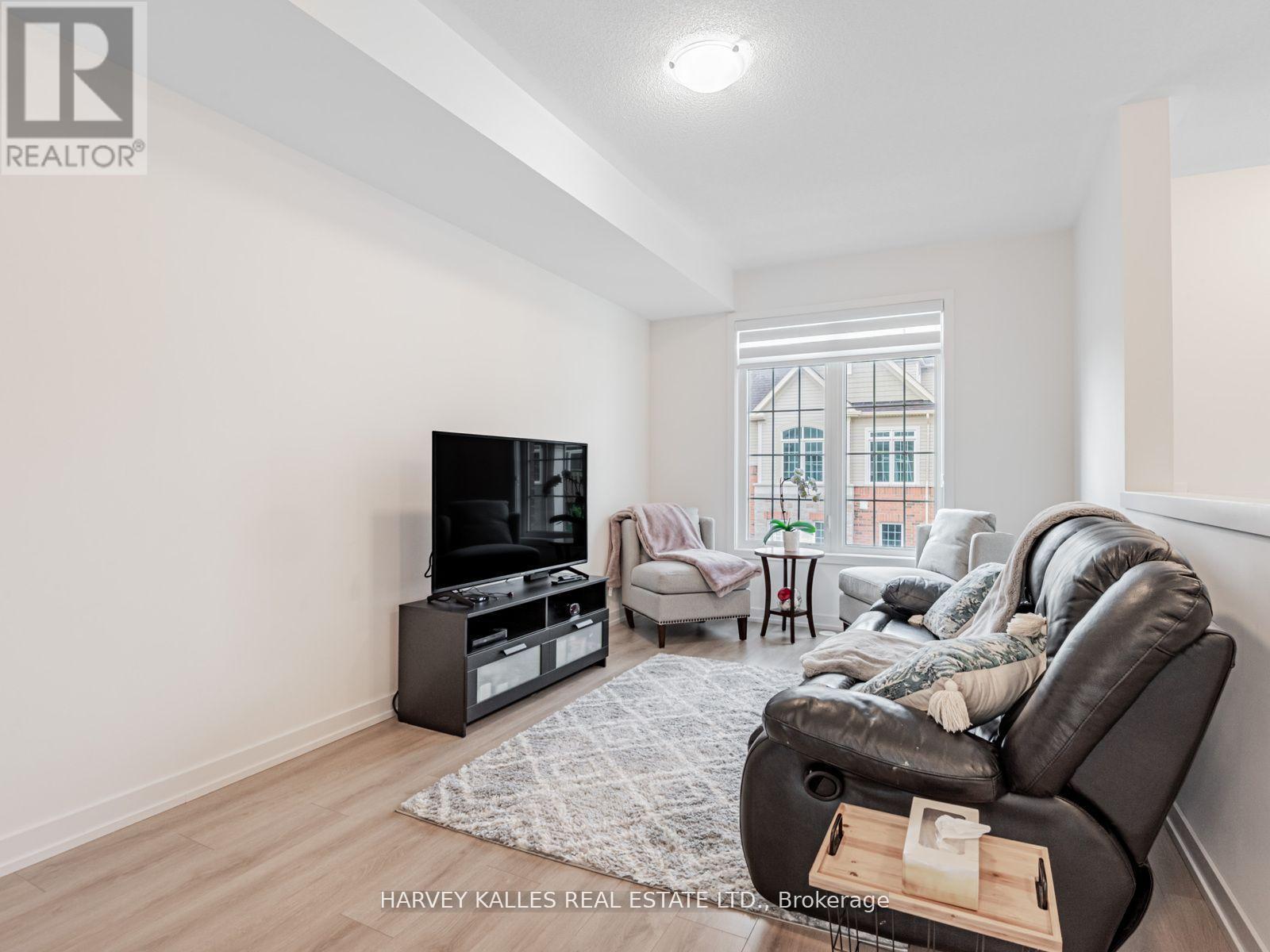 104 Lyall Stokes Circle, East Gwillimbury (Mt Albert), Ontario  L0G 1M0 - Photo 6 - N12792630