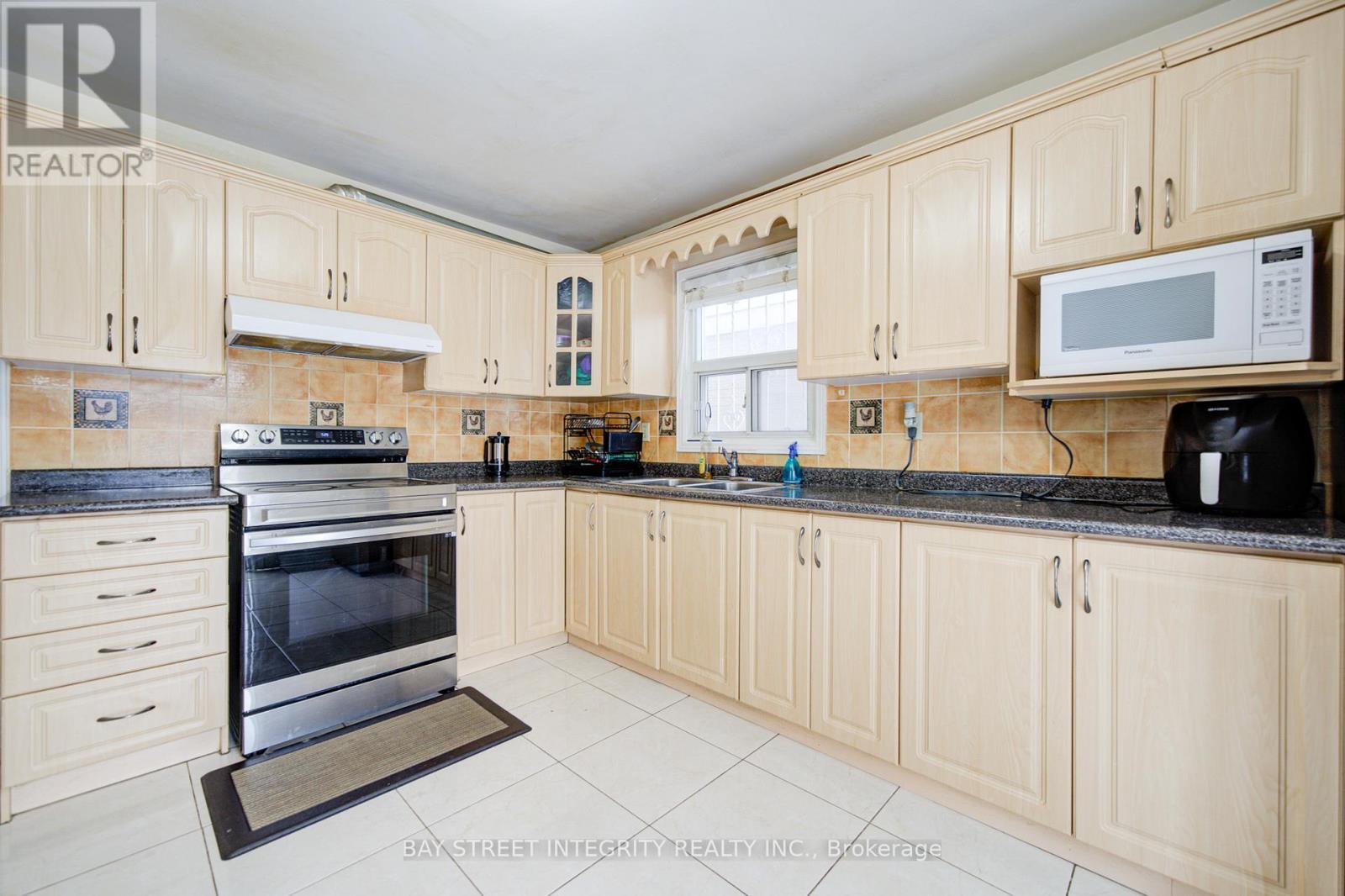 107 Autumn Glen Circle, Toronto, Ontario  M9W 6B3 - Photo 10 - W12792470