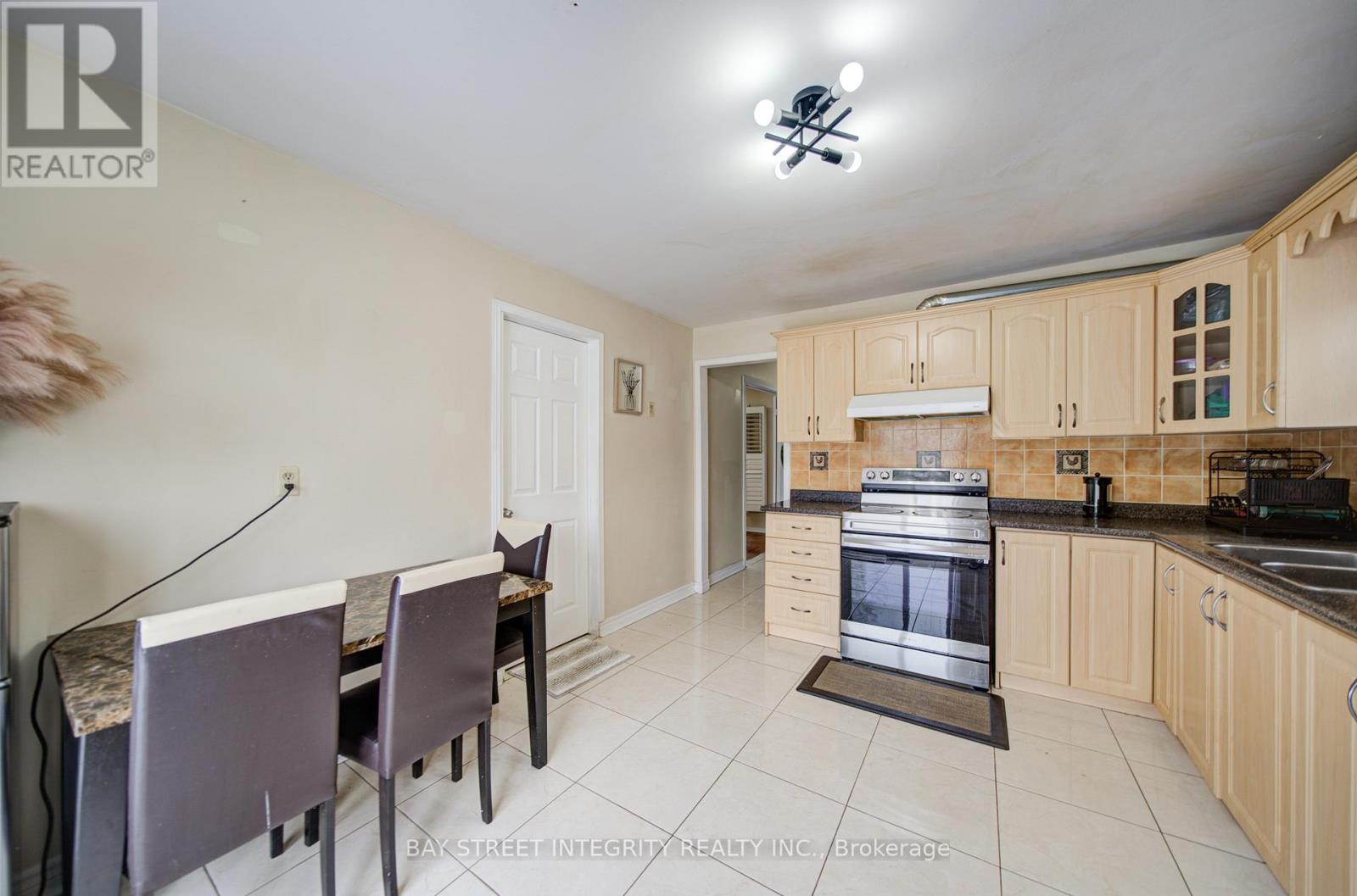 107 Autumn Glen Circle, Toronto, Ontario  M9W 6B3 - Photo 13 - W12792470