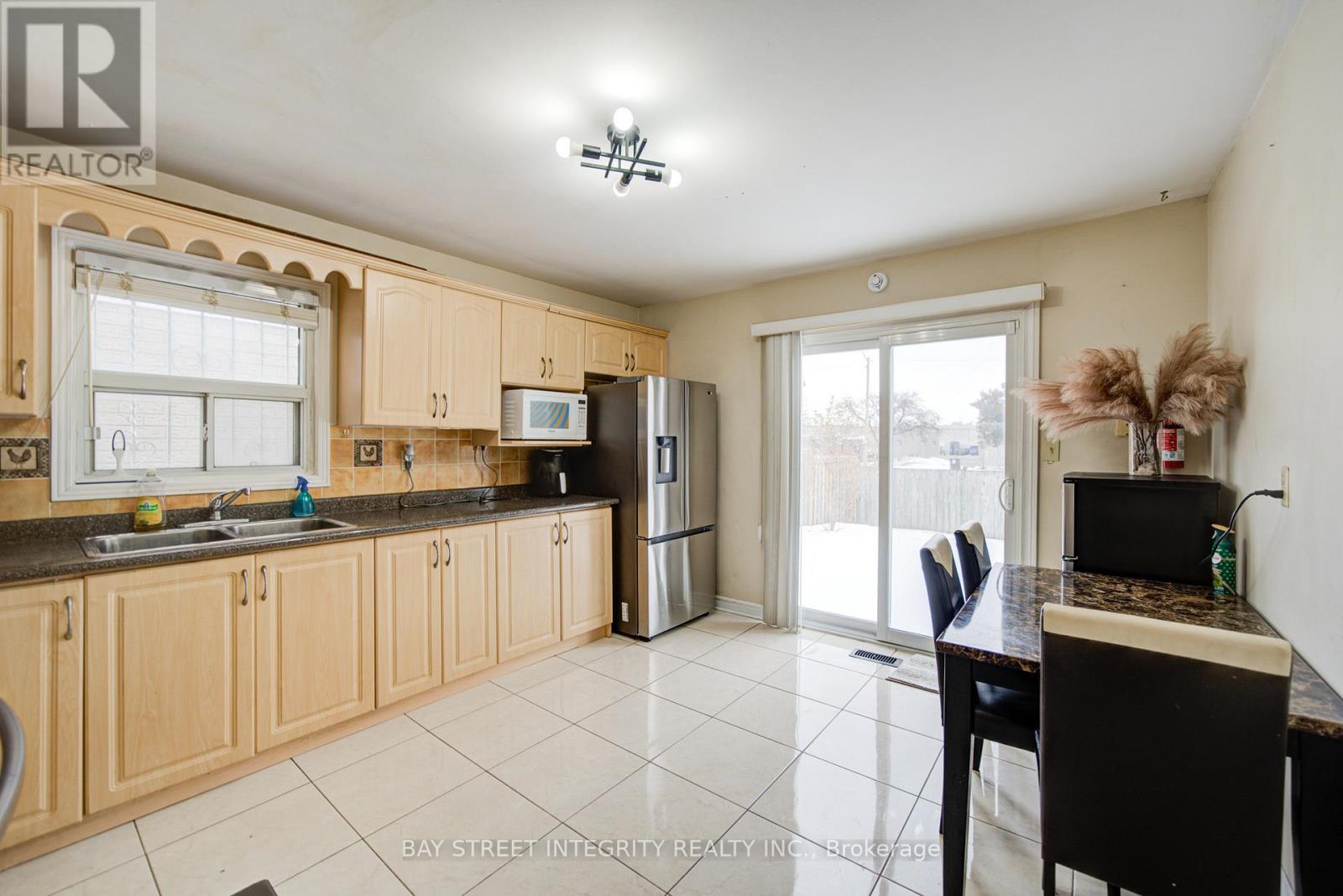 107 Autumn Glen Circle, Toronto, Ontario  M9W 6B3 - Photo 7 - W12792470