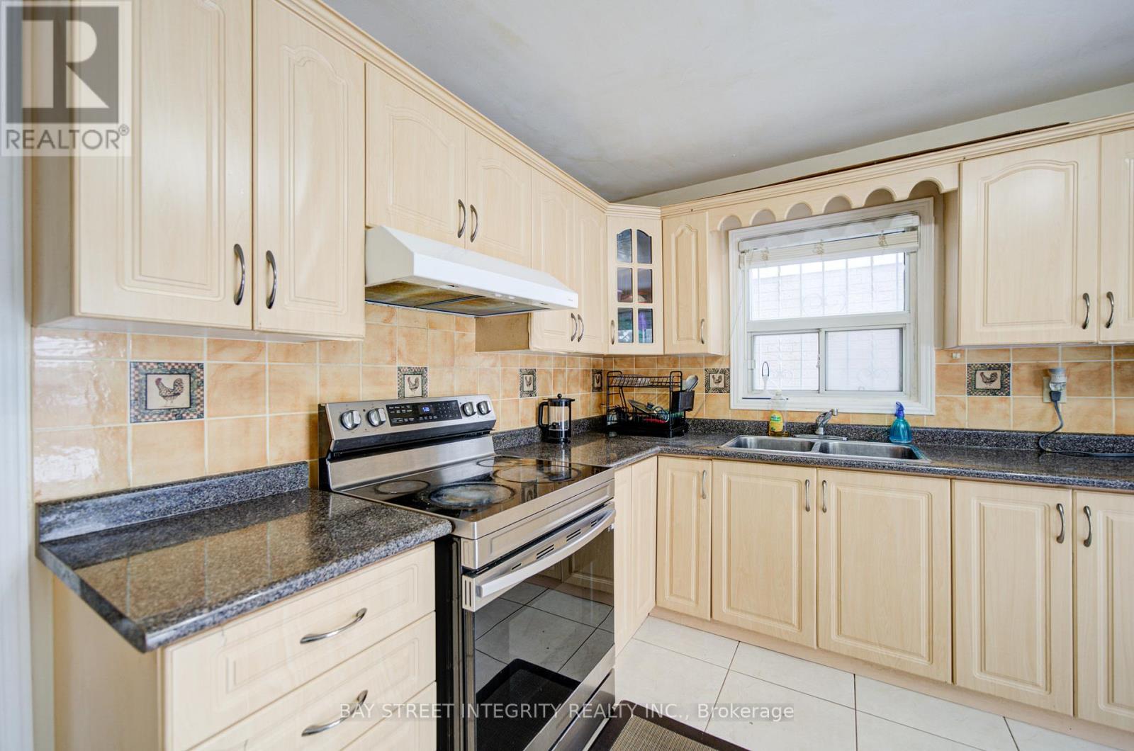 107 Autumn Glen Circle, Toronto, Ontario  M9W 6B3 - Photo 8 - W12792470