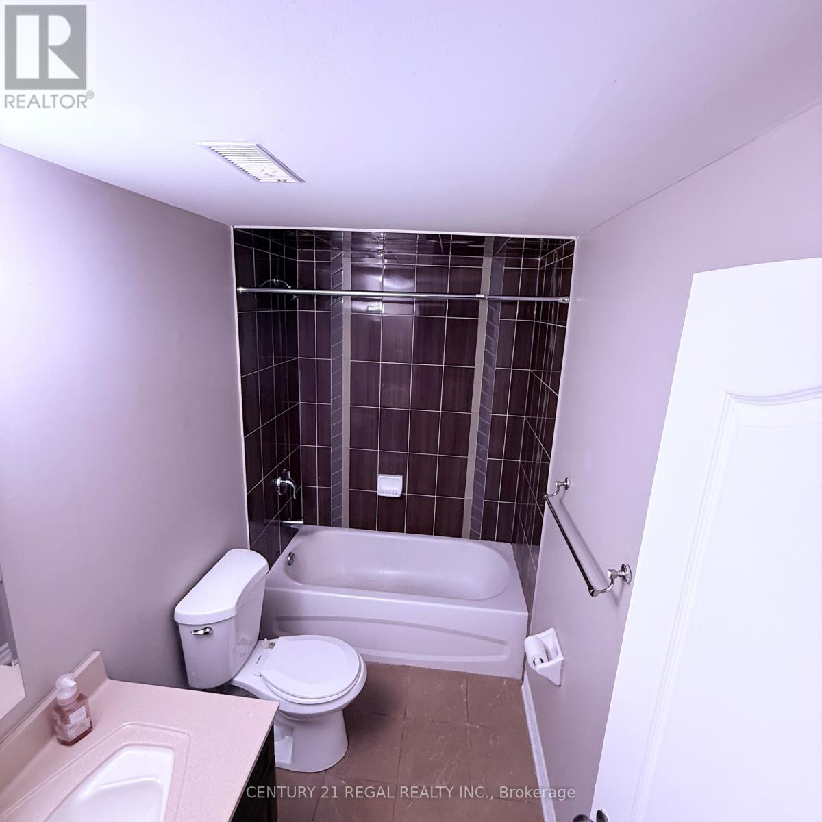 39 Laurentide Crescent, Brampton, Ontario  L6P 1Y3 - Photo 6 - W12792568