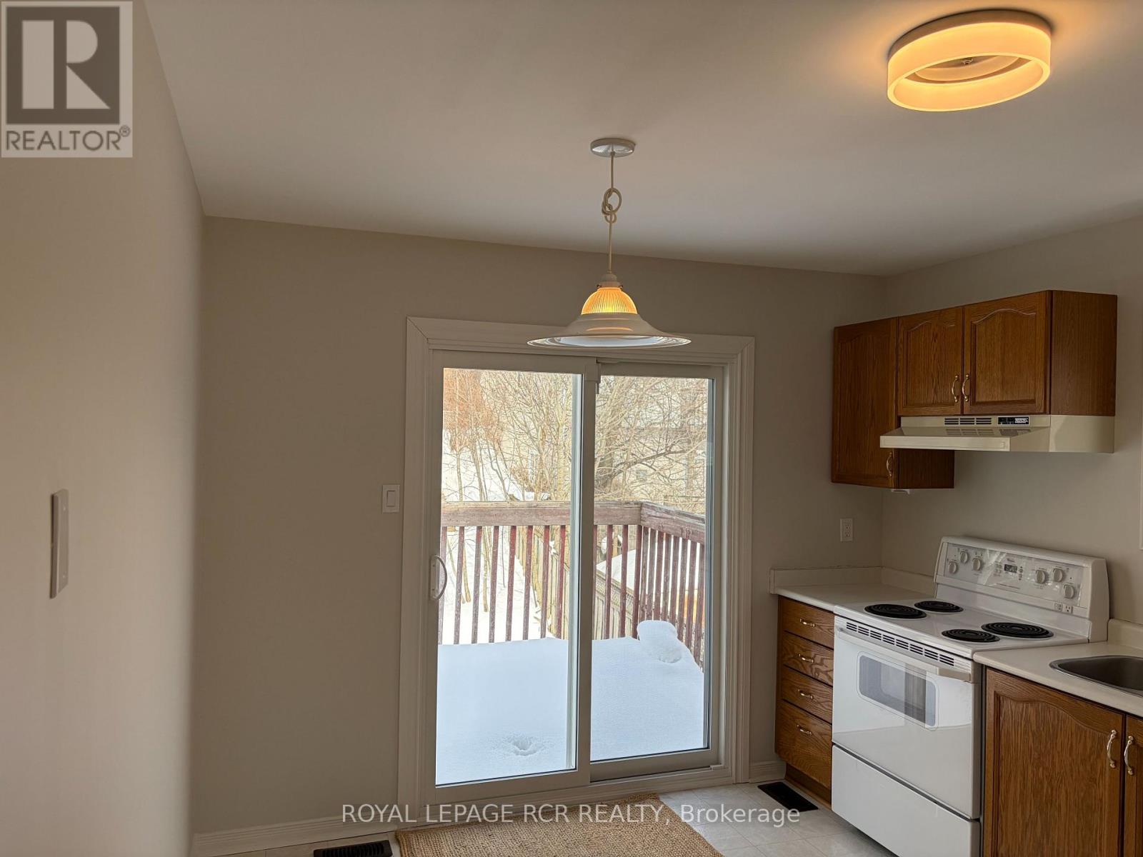 8 Lawton Court, Orangeville, Ontario  L9W 4X4 - Photo 8 - W12792574