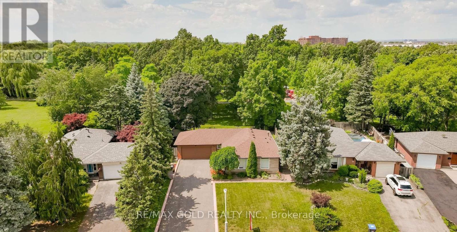 29 Devonshire Drive, Brampton, Ontario  L6T 3G5 - Photo 2 - W12792646