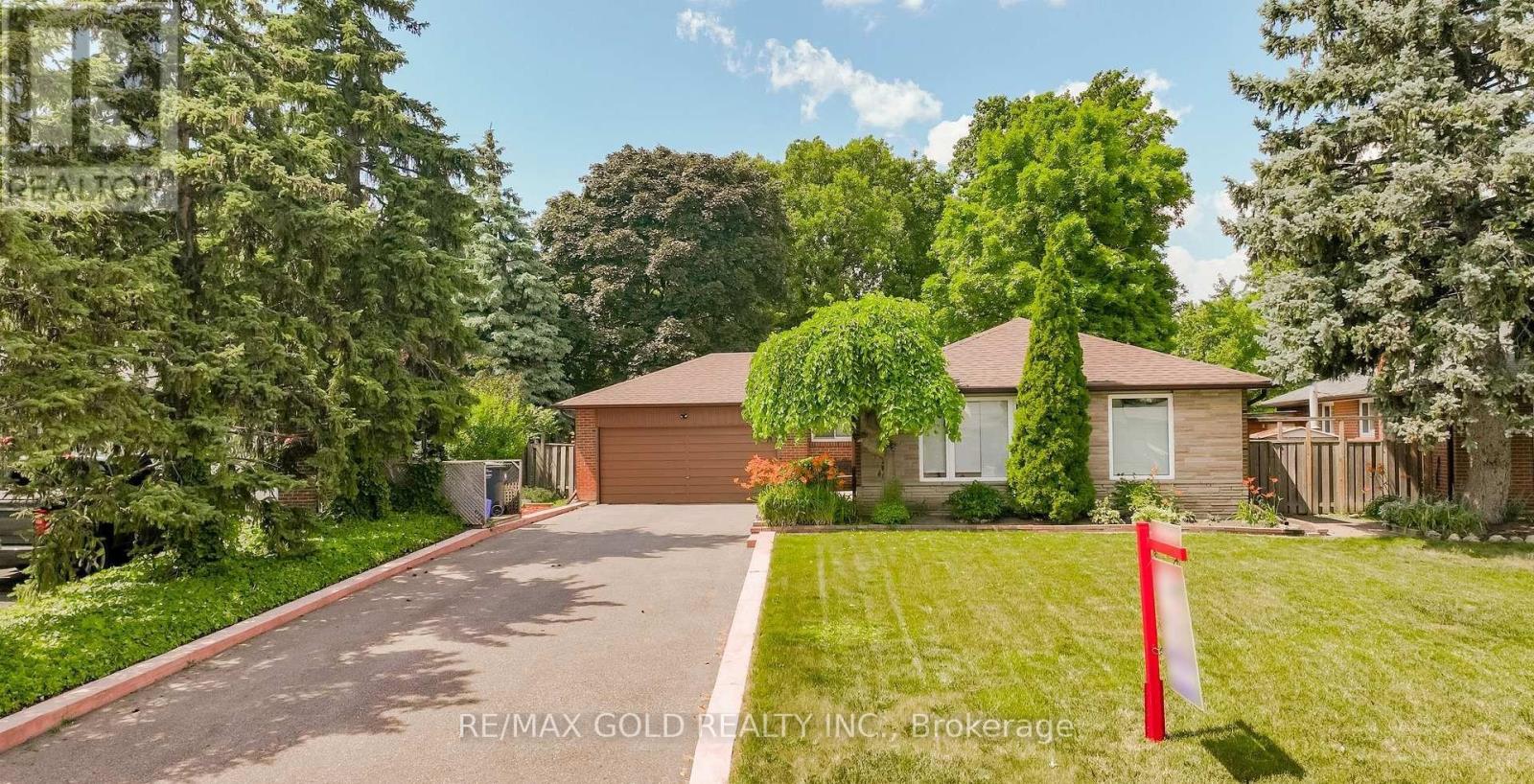 29 Devonshire Drive, Brampton, Ontario  L6T 3G5 - Photo 3 - W12792646