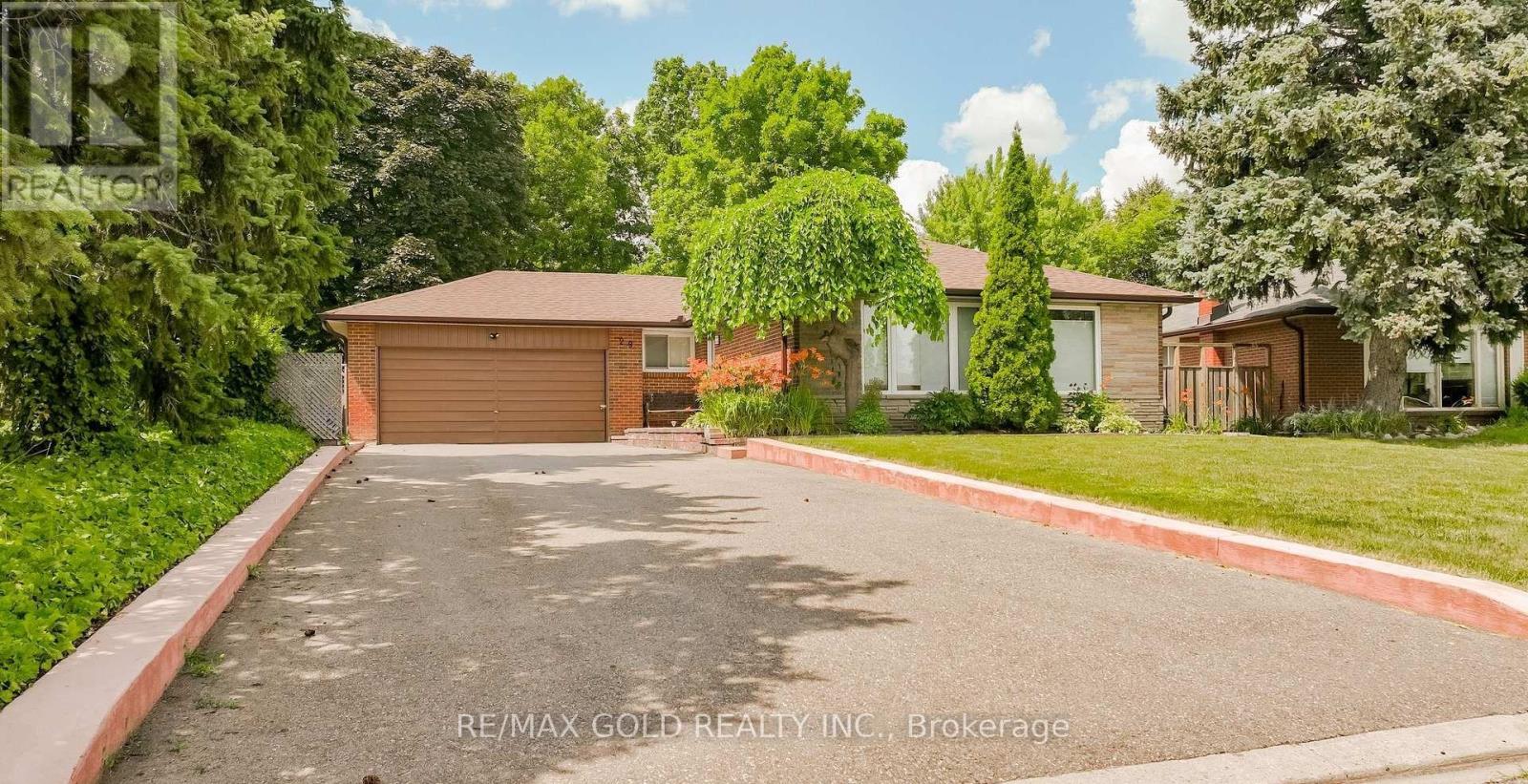 29 Devonshire Drive, Brampton, Ontario  L6T 3G5 - Photo 4 - W12792646