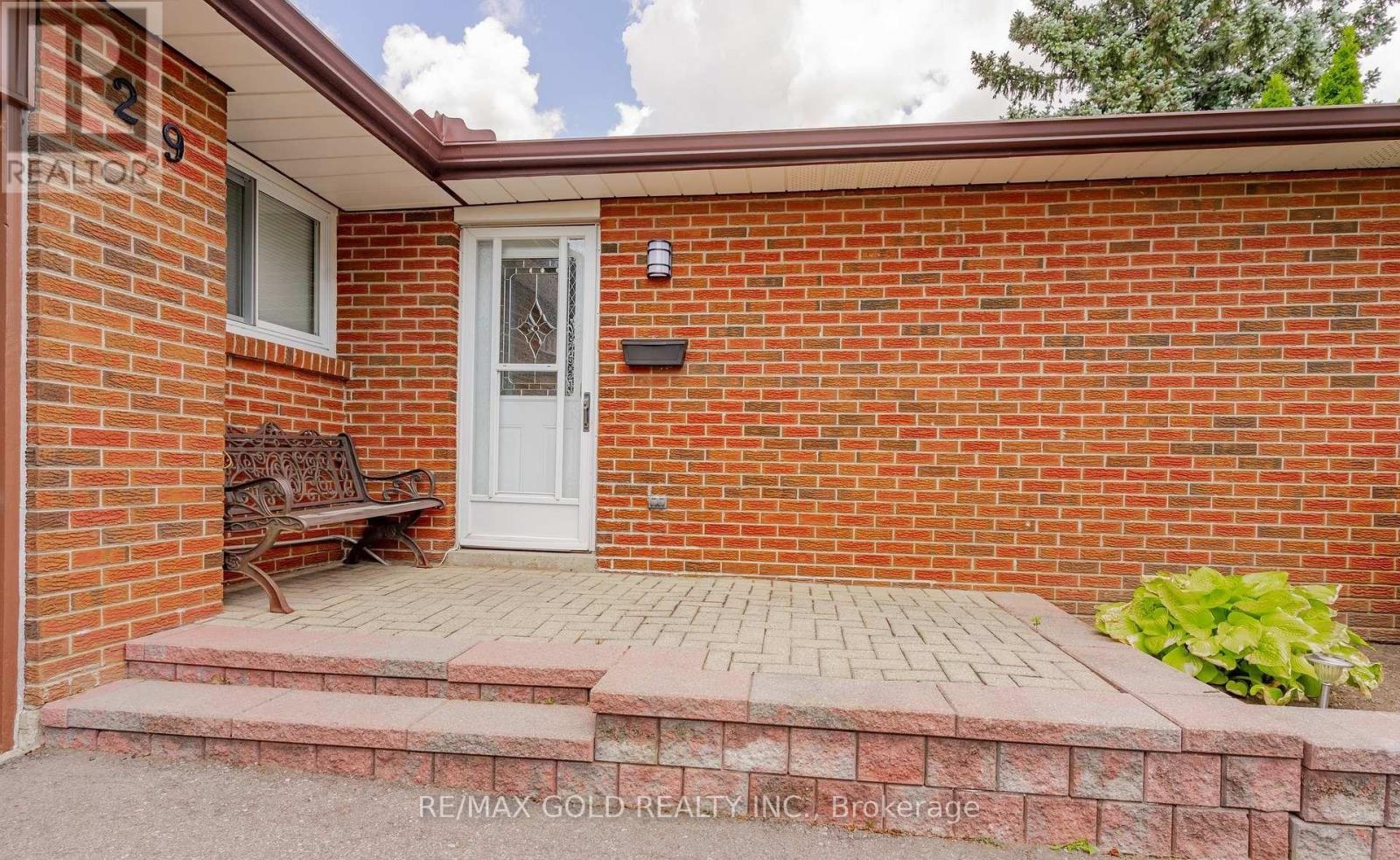 29 Devonshire Drive, Brampton, Ontario  L6T 3G5 - Photo 5 - W12792646