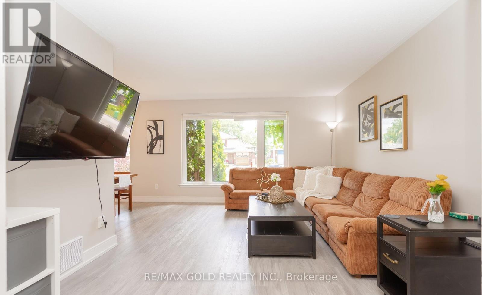 29 Devonshire Drive, Brampton, Ontario  L6T 3G5 - Photo 7 - W12792646